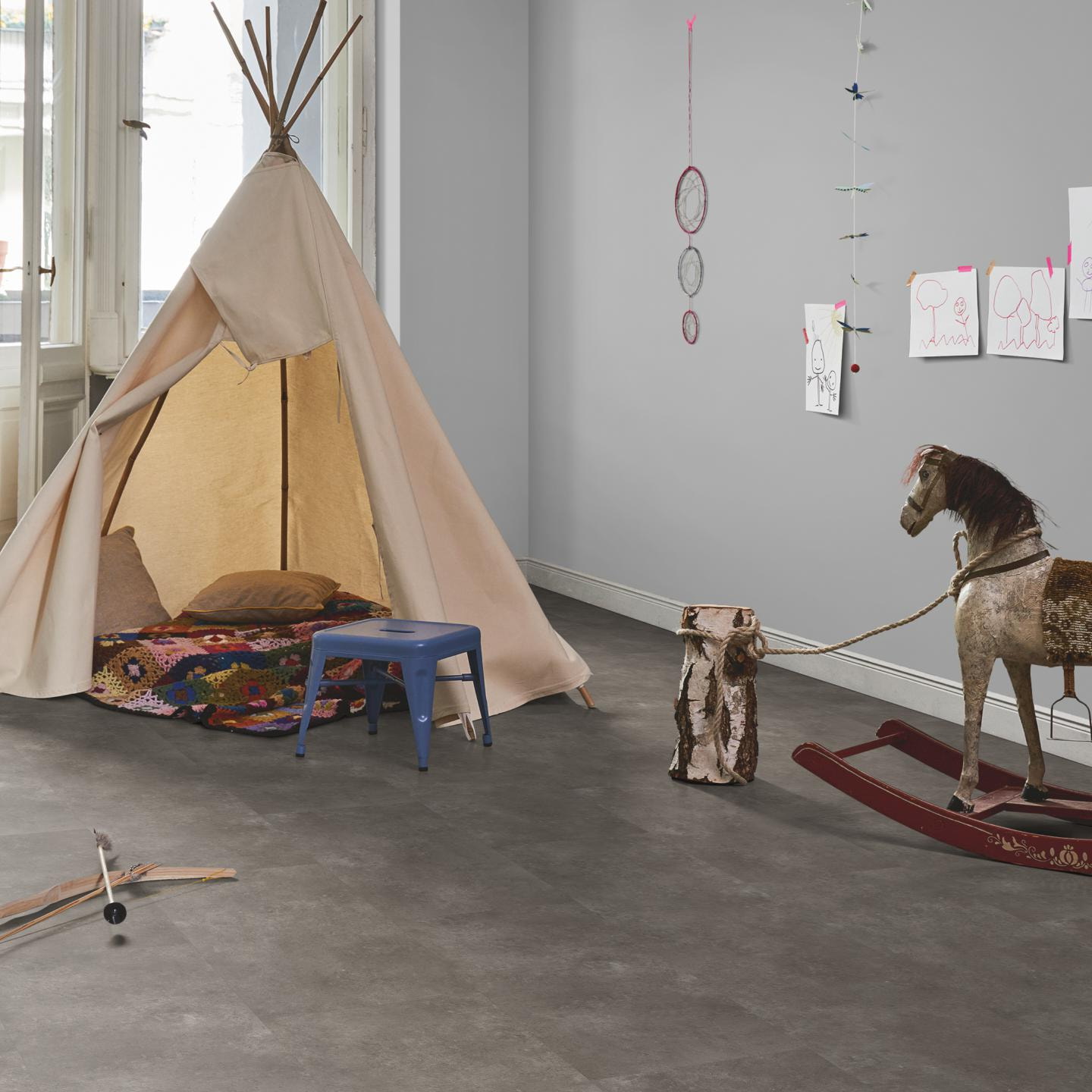 Milieubild Kinderzimmer in Stadtwohnung - Parador Klebe-Vinyl Trendtime 5 Dryback Stein Trafalgar dunkelgrau Milieubild Kinderzimmer in Stadtwohnung - Parador 1750857