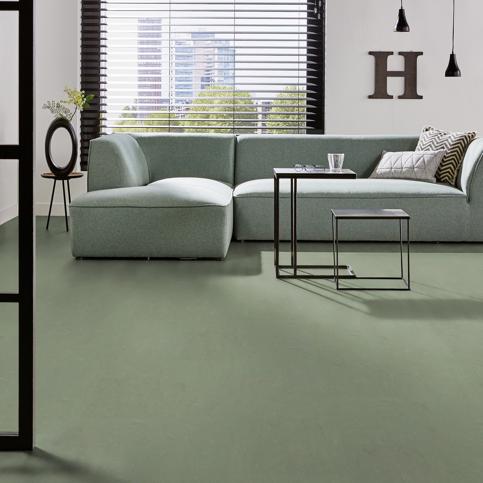 Milieubild Modernes Wohnzimmer mit mintgrünem Sofa - Forbo Flooring Marmoleum Modular Accent Pine Forest Milieubild Modernes Wohnzimmer mit mintgrünem Sofa - Forbo Flooring 255335