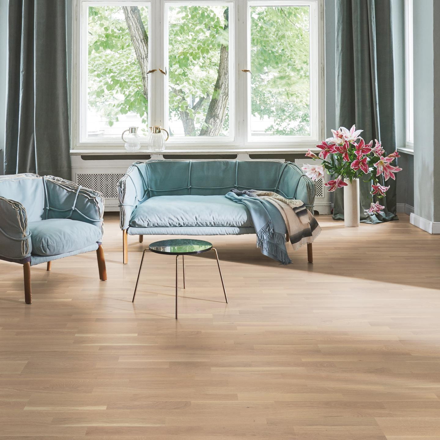 Milieubild Wohnzimmer in Stadtwohnung - Parador Parkett Basic 11-5 Eiche weiß Milieubild Wohnzimmer in Stadtwohnung - Parador 1366061