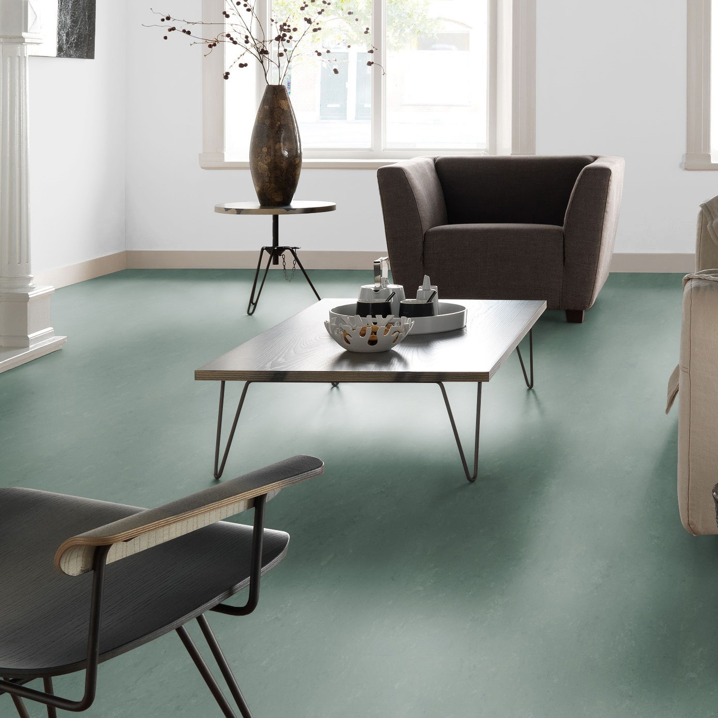 Milieubild Altbau-Wohnzimmer mit Kamin - Forbo Flooring Marmoleum Modular Accent Taiga Milieubild Altbau-Wohnzimmer mit Kamin - Forbo Flooring 255336