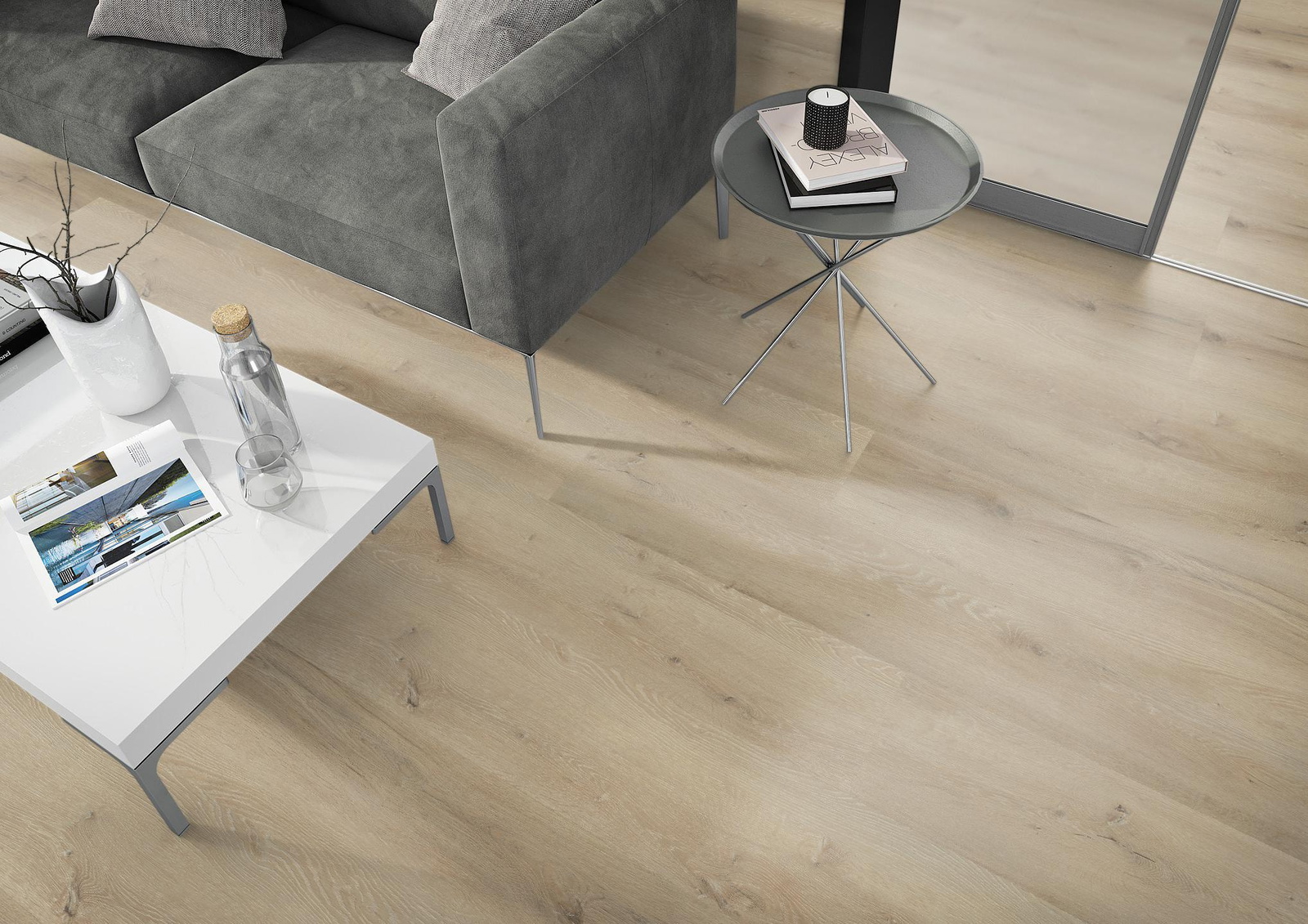 Milieubild Wohnzimmer - Sofa mit Beistelltisch und Glastür - nexflor Rigid Klick-Vinyl Helios Click Collection Ithaca Oak Milieubild Wohnzimmer - Sofa mit Beistelltisch und Glastür - nexflor NXF-20030-007