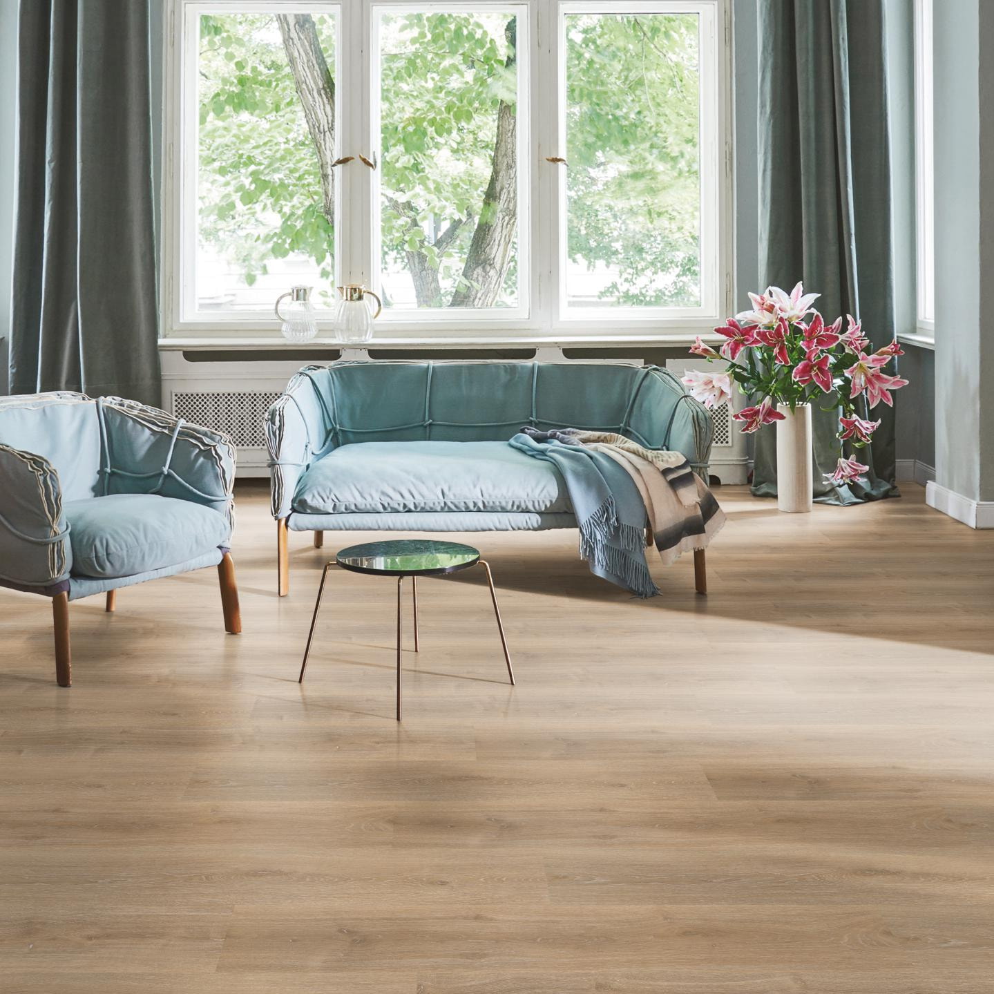 Milieubild Wohnzimmer in Stadtwohnung - Parador Klebe-Vinyl Basic 2.0 Eiche Royal hell gekälkt Milieubild Wohnzimmer in Stadtwohnung - Parador 1730780