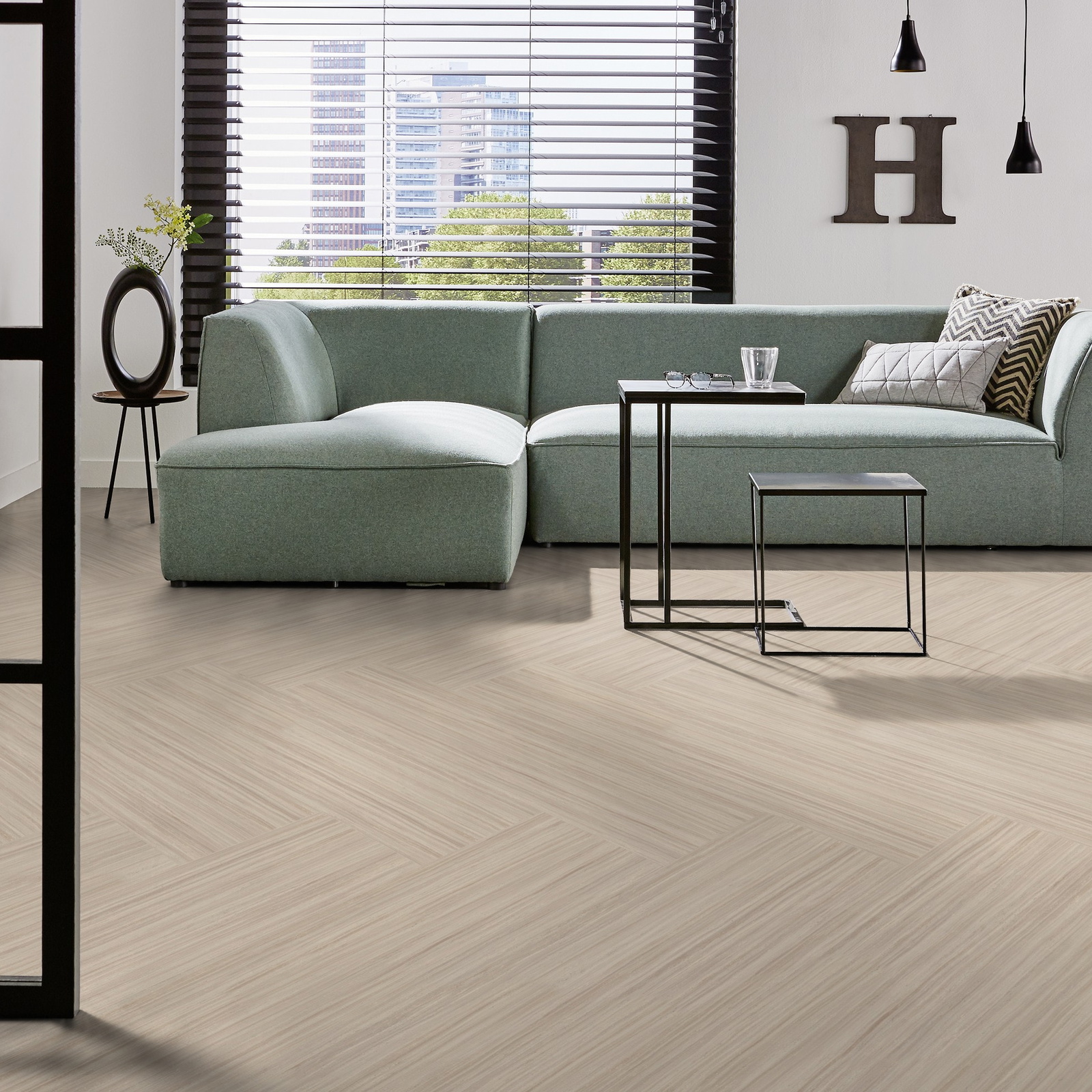 Milieubild Modernes Wohnzimmer mit mintgrünem Sofa - Forbo Flooring 168299