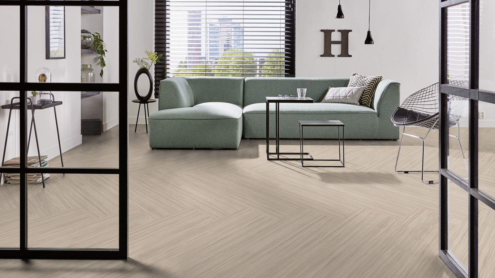 Milieubild Modernes Wohnzimmer mit mintgrünem Sofa - Forbo Flooring Klebe-Bioboden Modular Lines Rocky Ice Milieubild Modernes Wohnzimmer mit mintgrünem Sofa - Forbo Flooring 168299