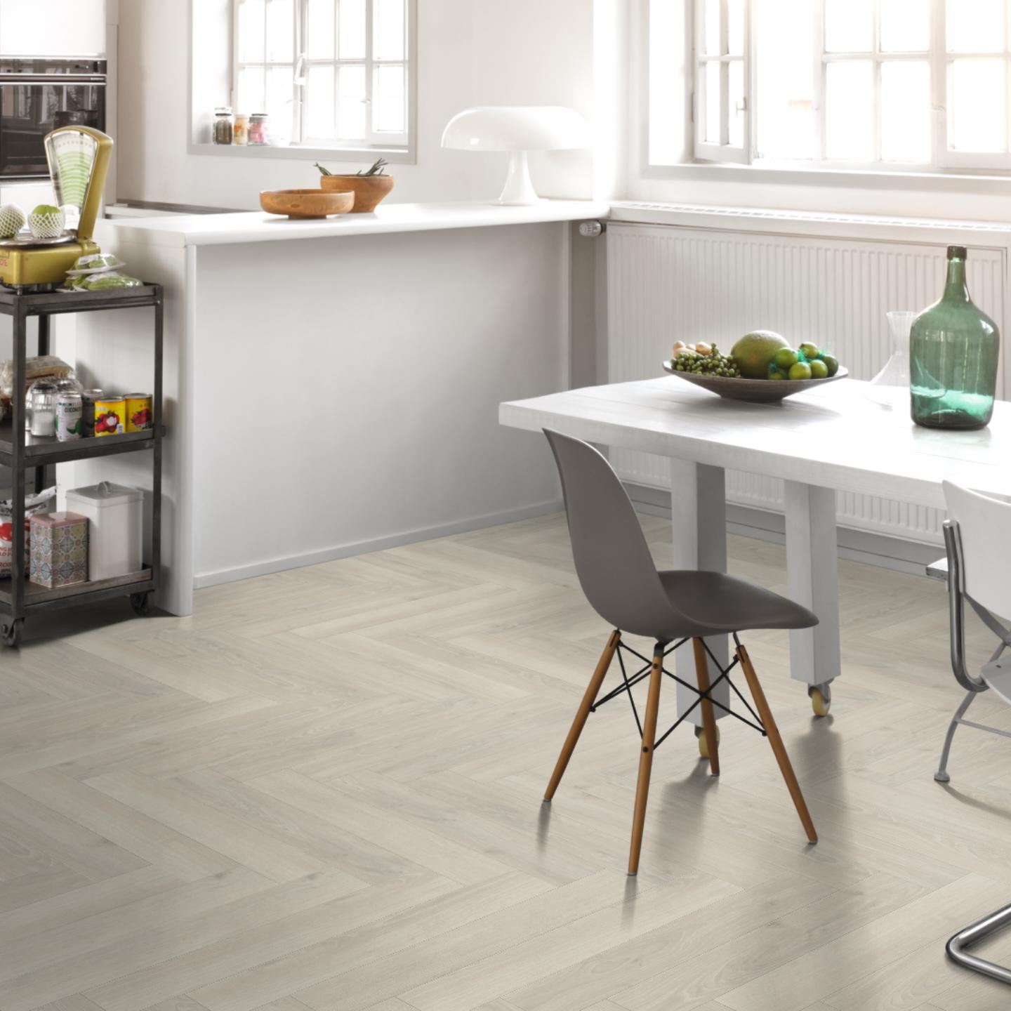 Milieubild Küche mit Essbereich - Parador Laminat Trendtime 3 Eiche Skyline weiß Milieubild Küche mit Essbereich - Parador 1747862