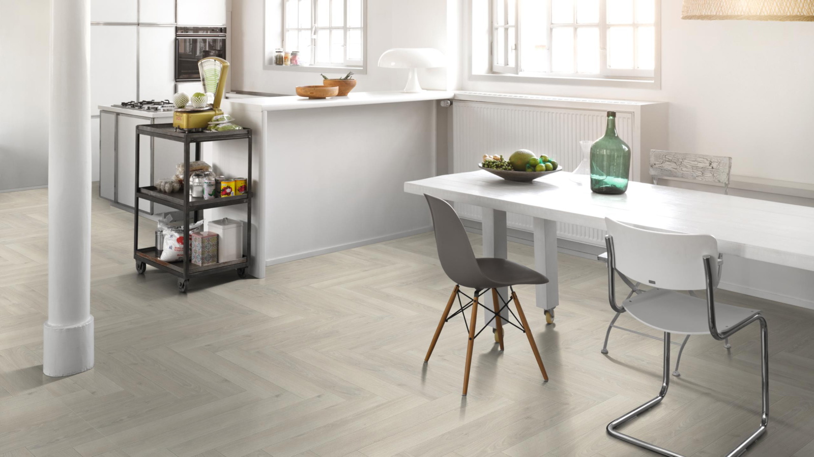 Milieubild Küche mit Essbereich - Parador Laminat Trendtime 3 Eiche Skyline weiß Milieubild Küche mit Essbereich - Parador 1747862