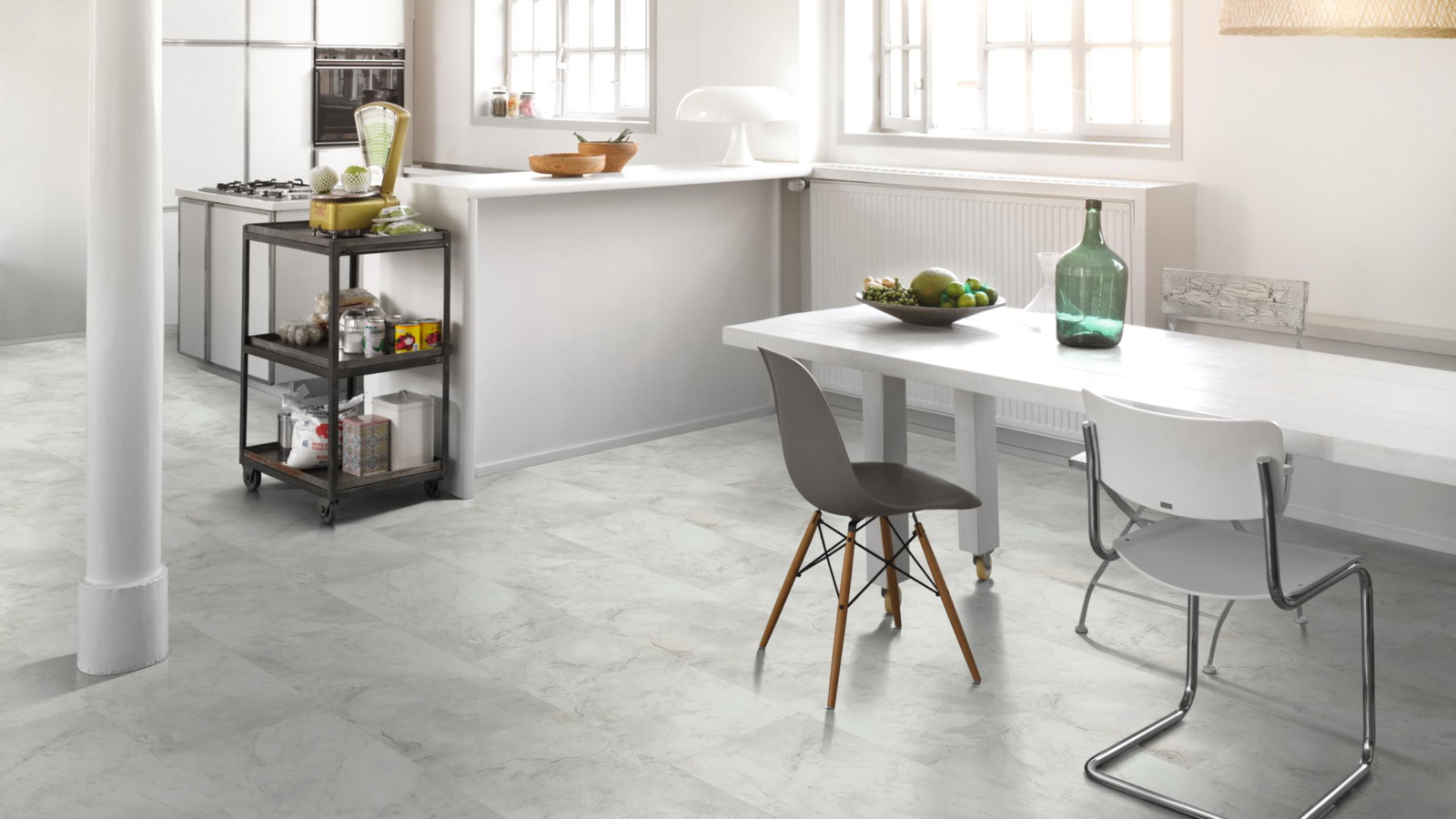 Milieubild Küche mit Essbereich - Parador Klebe-Vinyl Trendtime 5 Dryback Marmor Abbey weiß Milieubild Küche mit Essbereich - Parador 1750859