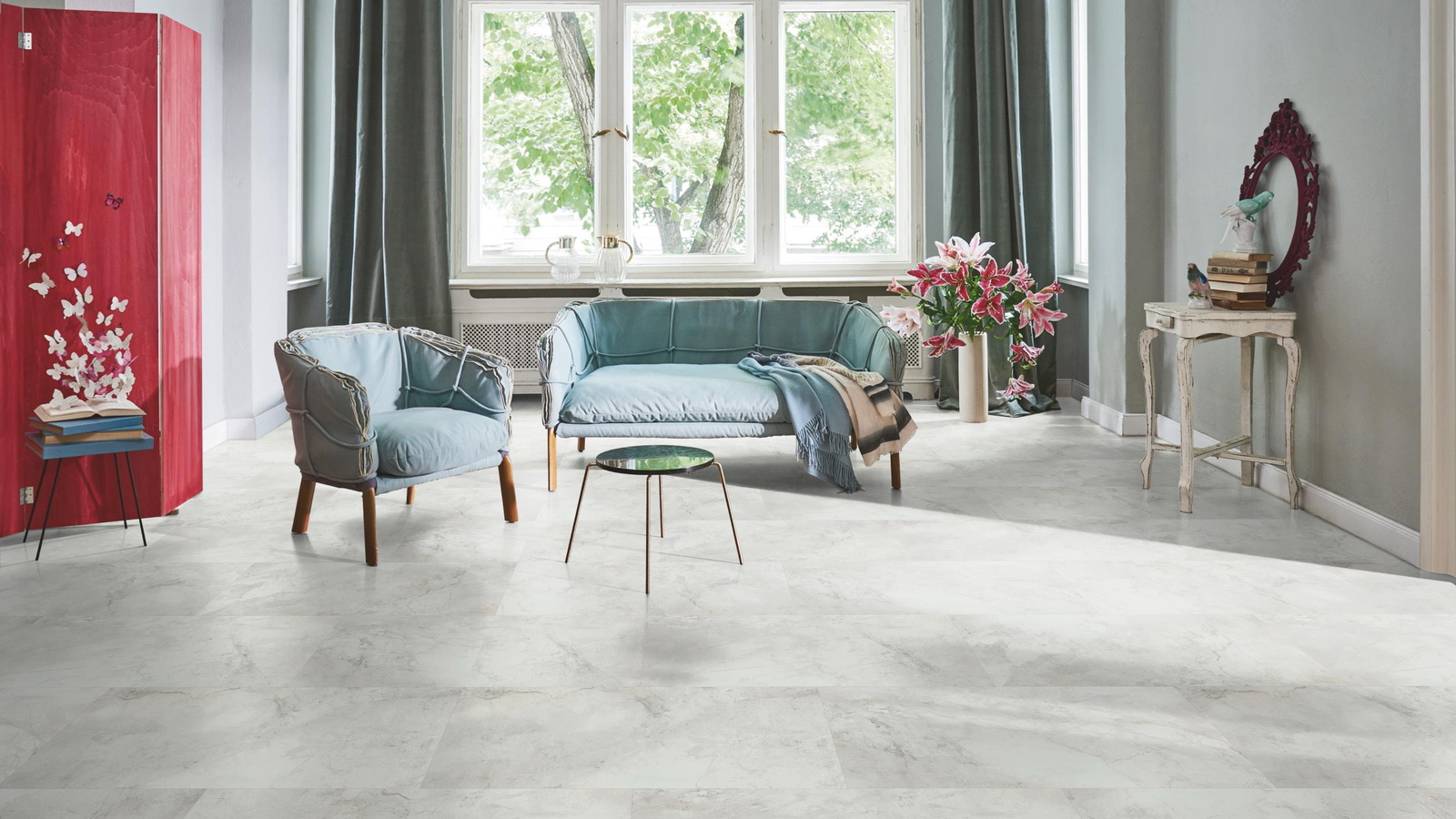 Milieubild Wohnzimmer in Stadtwohnung - Parador Klebe-Vinyl Trendtime 5 Dryback Marmor Abbey weiß Milieubild Wohnzimmer in Stadtwohnung - Parador 1750859