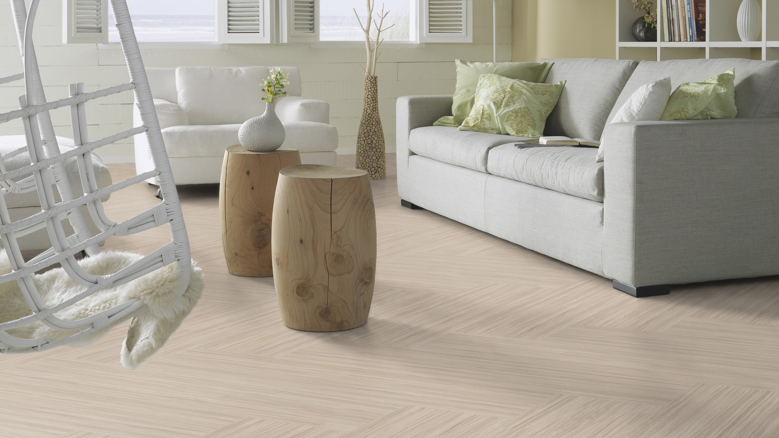 Milieubild Modernes, freundliches Wohnzimmer mit Sofa - Forbo Flooring Klebe-Bioboden Modular Lines Rocky Ice Milieubild Modernes, freundliches Wohnzimmer mit Sofa - Forbo Flooring 168299