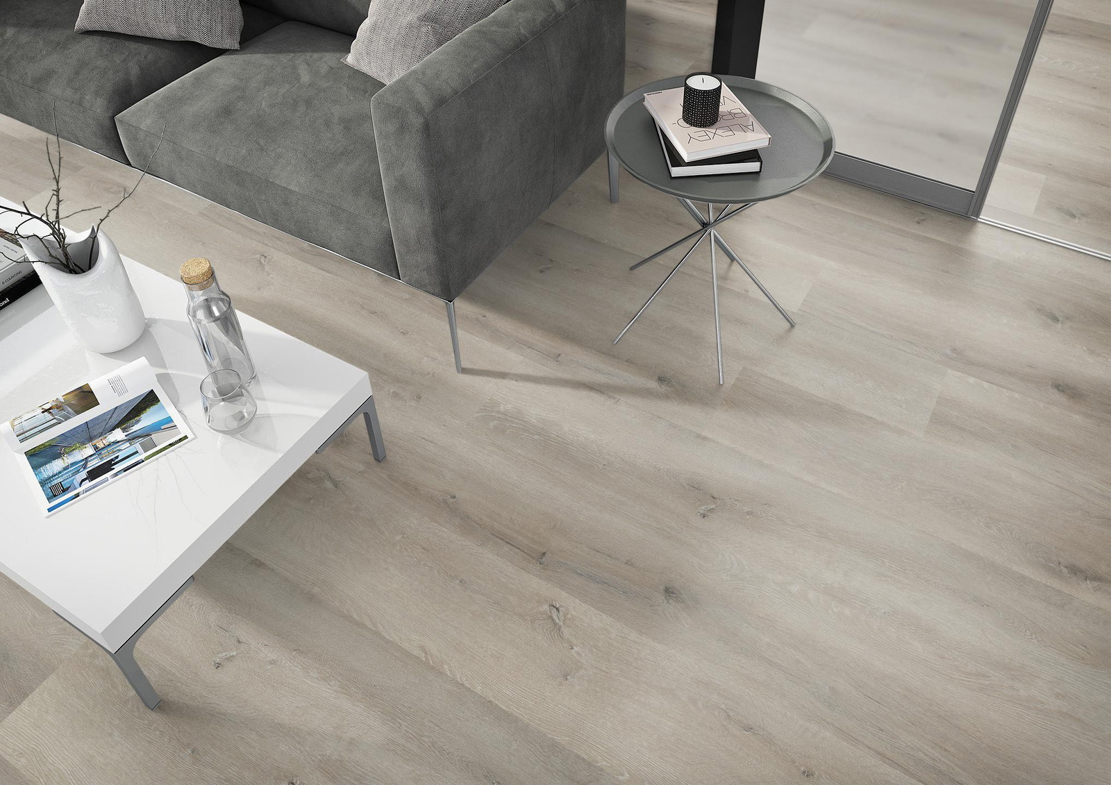 Milieubild Wohnzimmer - Sofa mit Beistelltisch und Glastür - nexflor NXF-20030-004