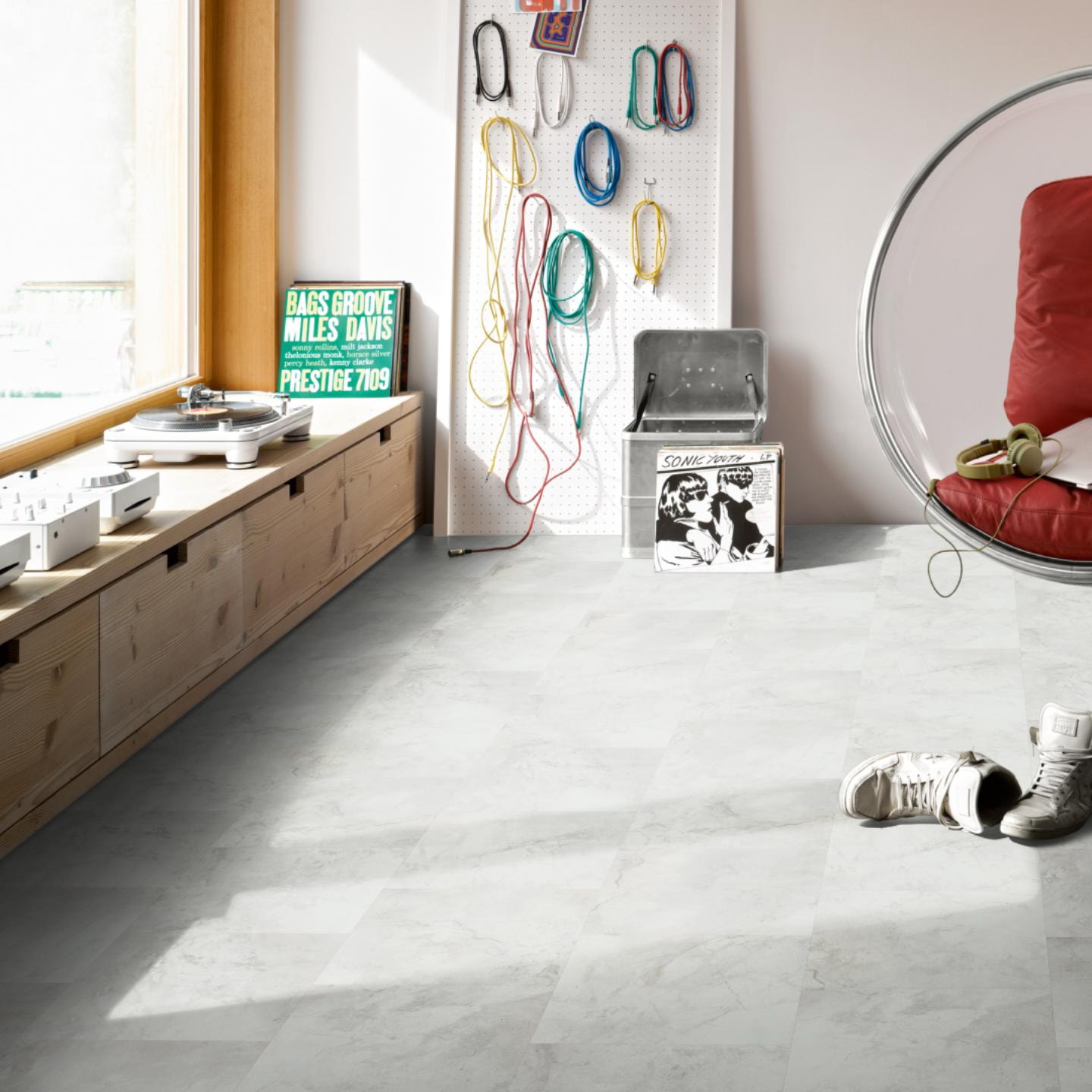 Milieubild Musikzimmer mit Plattenspieler - Parador Klebe-Vinyl Trendtime 5 Dryback Marmor Abbey weiß Milieubild Musikzimmer mit Plattenspieler - Parador 1750862
