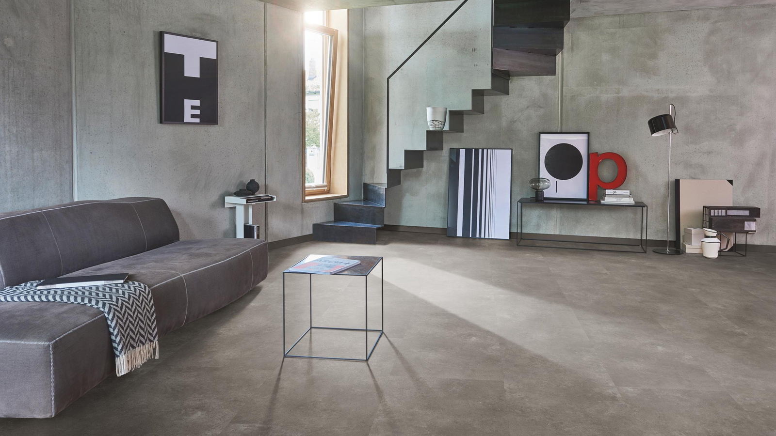 Milieubild Wohnzimmer im modernen Loft-Stil - Parador Klebe-Vinyl Trendtime 5 Dryback Stein Trafalgar dunkelgrau Milieubild Wohnzimmer im modernen Loft-Stil - Parador 1750857