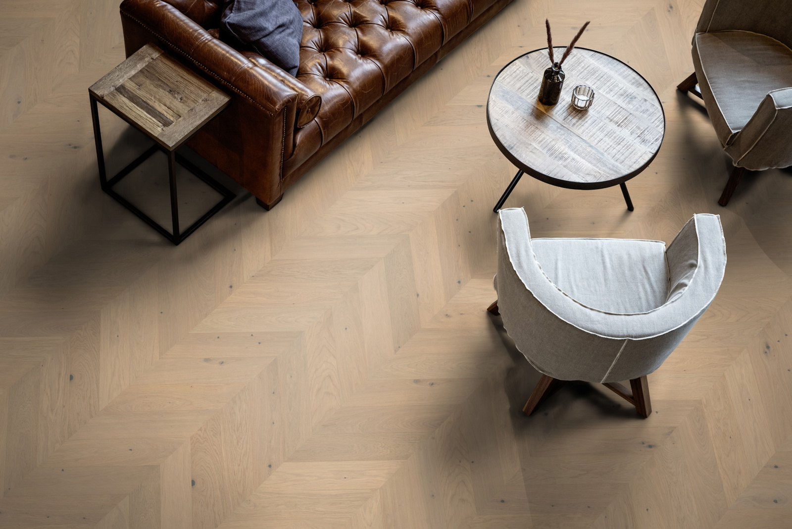 Milieubild Wohnzimmer mit Ledersofa - Blick von oben - ter Hürne Parkett Estate Collection OLIO Eiche Het Zand Milieubild Wohnzimmer mit Ledersofa - Blick von oben - ter Hürne 1101312675