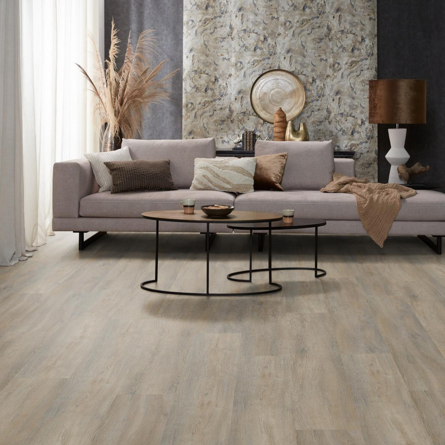 Milieubild Modernes, freundliches Wohnzimmer mit Sofa und Wandtapete - nexflor NXF-20030-006