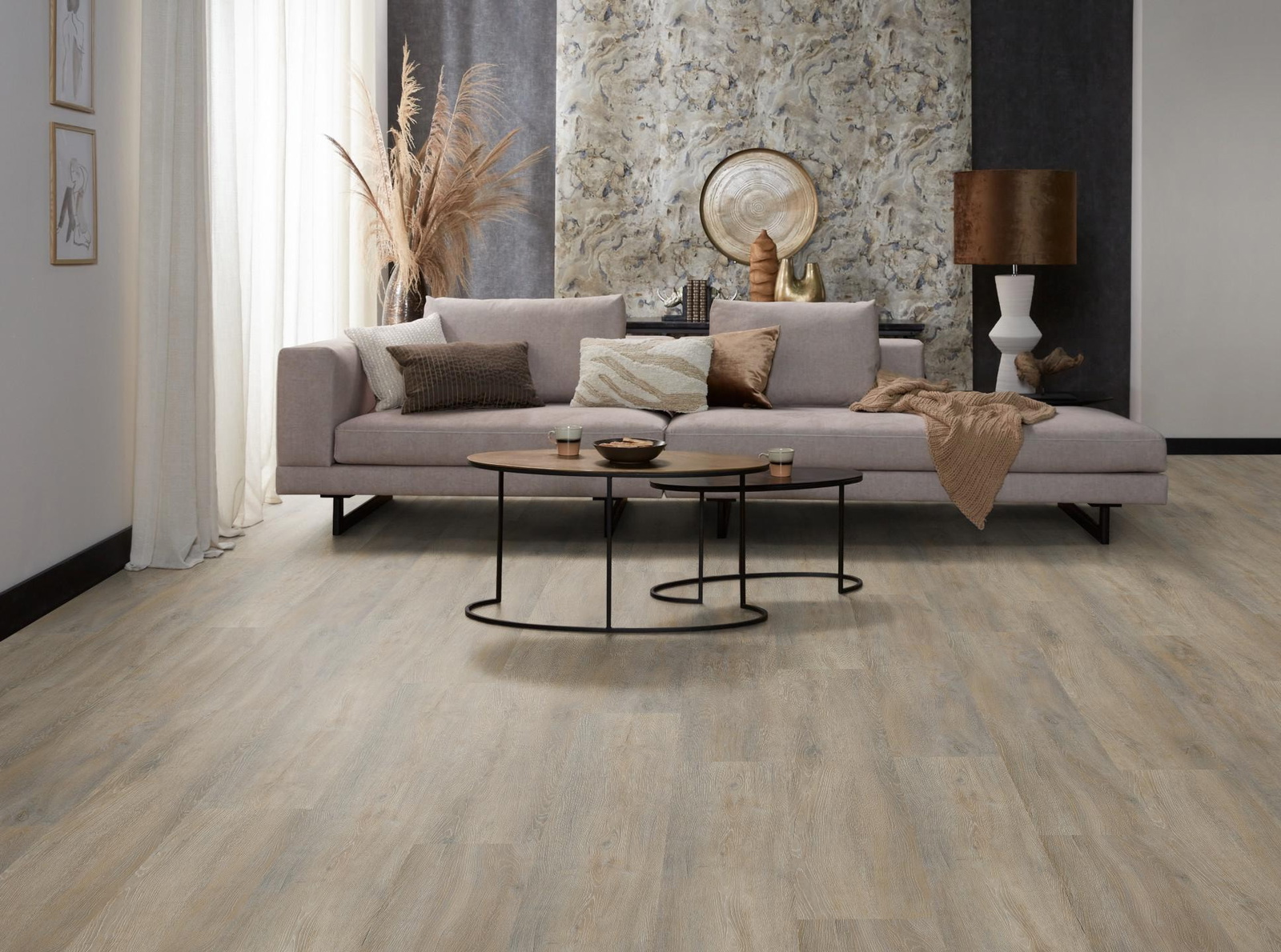 Milieubild Modernes, freundliches Wohnzimmer mit Sofa und Wandtapete - nexflor Rigid Klick-Vinyl Helios Click Collection Alexandria Oak Milieubild Modernes, freundliches Wohnzimmer mit Sofa und Wandtapete - nexflor NXF-20030-006