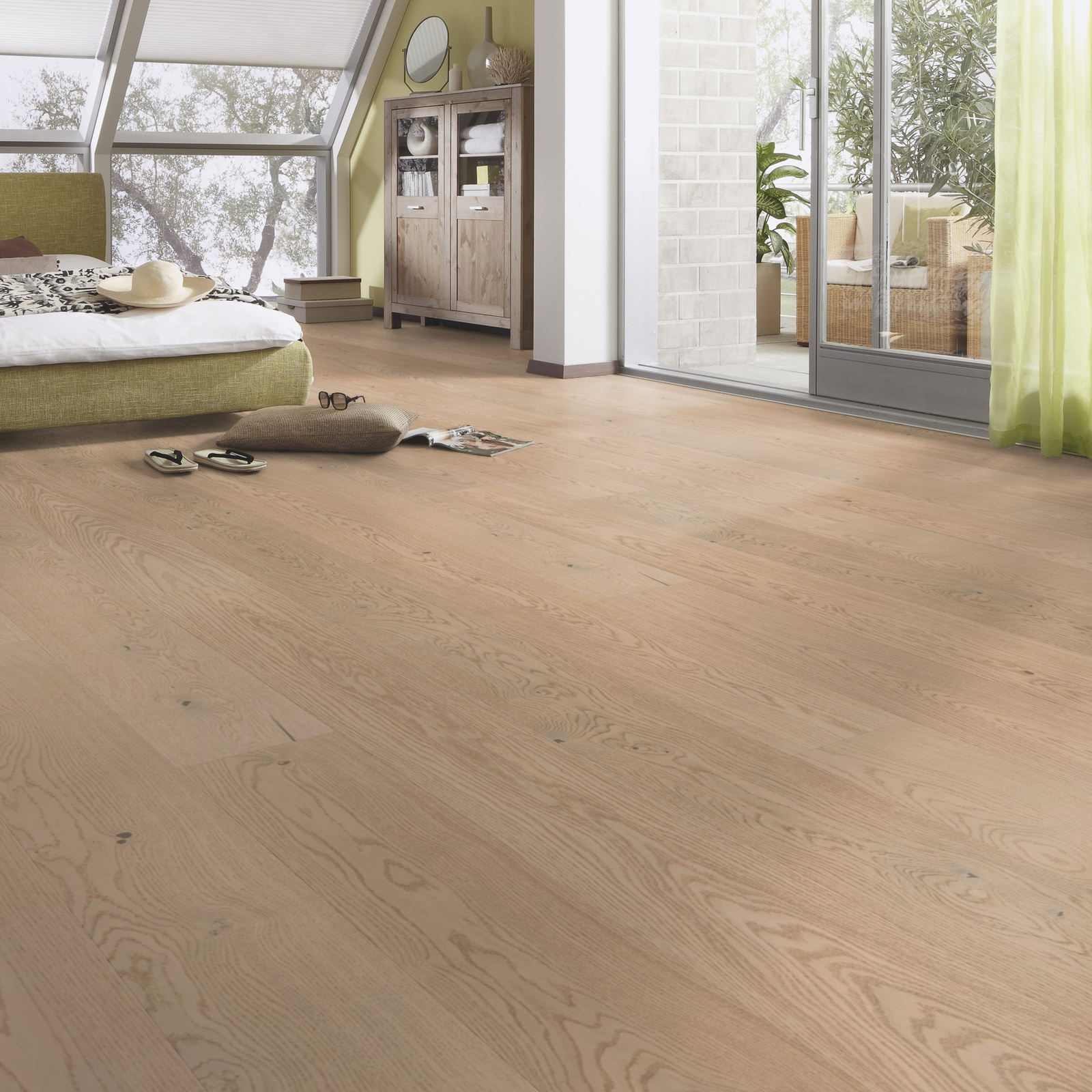 Milieubild Schlafzimmer im modernen Dachgeschoss - MEISTER Furnierboden HD 100 Natureflex Eiche lebhaft cremeweiß Milieubild Schlafzimmer im modernen Dachgeschoss - MEISTER 500139-2200210-20014