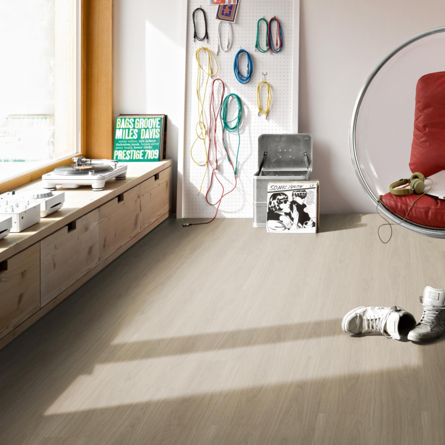 Milieubild Musikzimmer mit Plattenspieler - Parador Klebe-Vinyl Classic 2025 Eiche Oxford geschliffen Milieubild Musikzimmer mit Plattenspieler - Parador 1748867