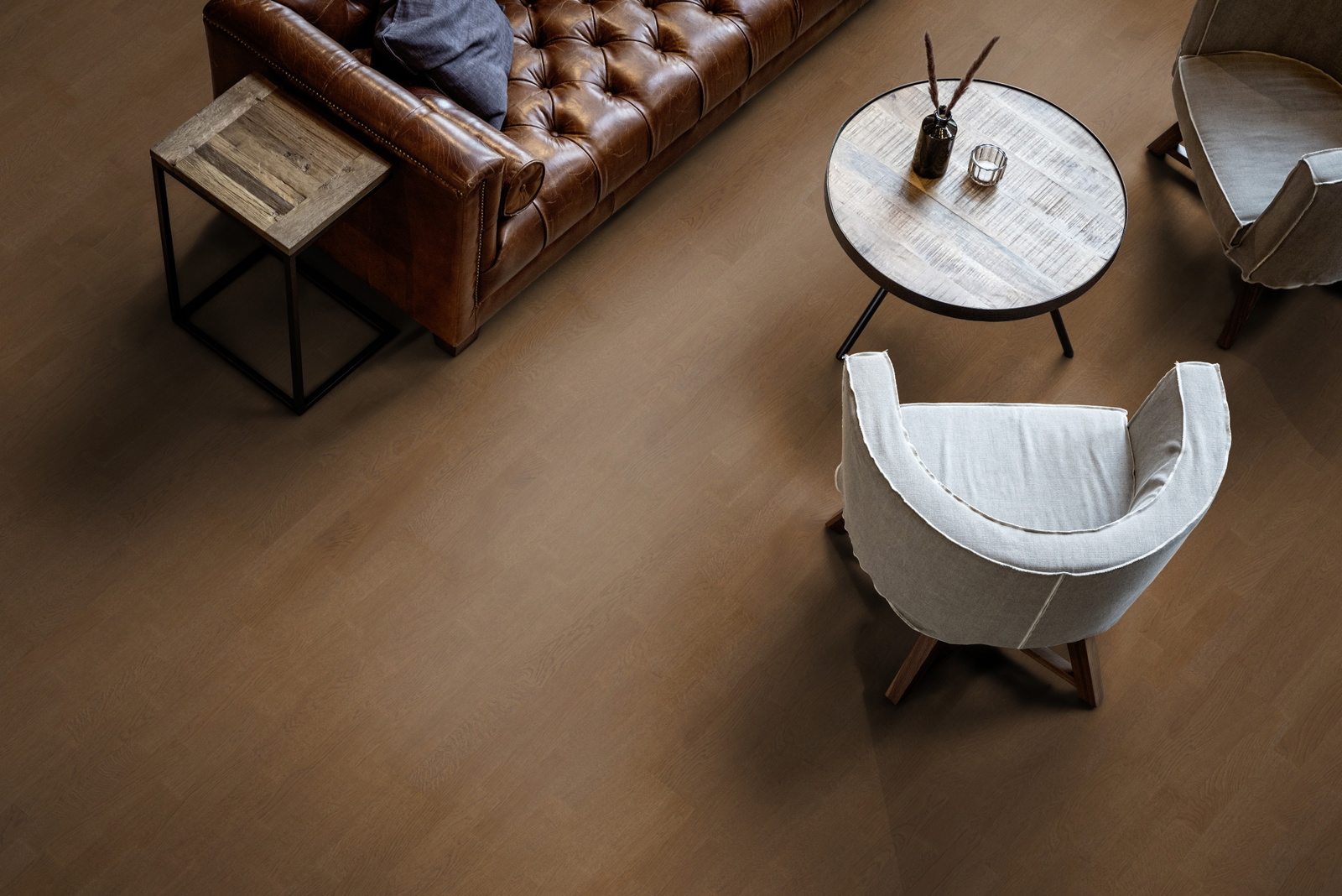 Milieubild Wohnzimmer mit Ledersofa - Blick von oben - ter Hürne Parkett Tailored Collection Eiche Toscana Milieubild Wohnzimmer mit Ledersofa - Blick von oben - ter Hürne 1101312493