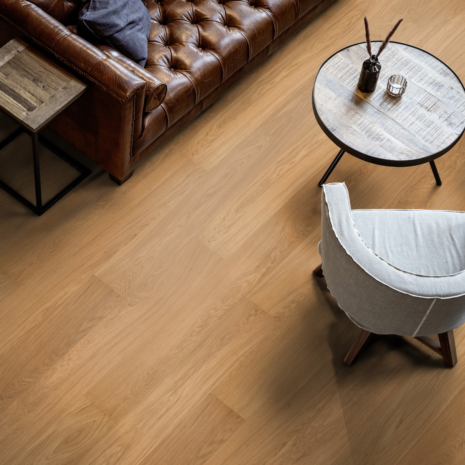 Milieubild Wohnzimmer mit Ledersofa - Blick von oben - ter Hürne Parkett Classic Collection OLIO Eiche Brixton Milieubild Wohnzimmer mit Ledersofa - Blick von oben - ter Hürne 1101312635
