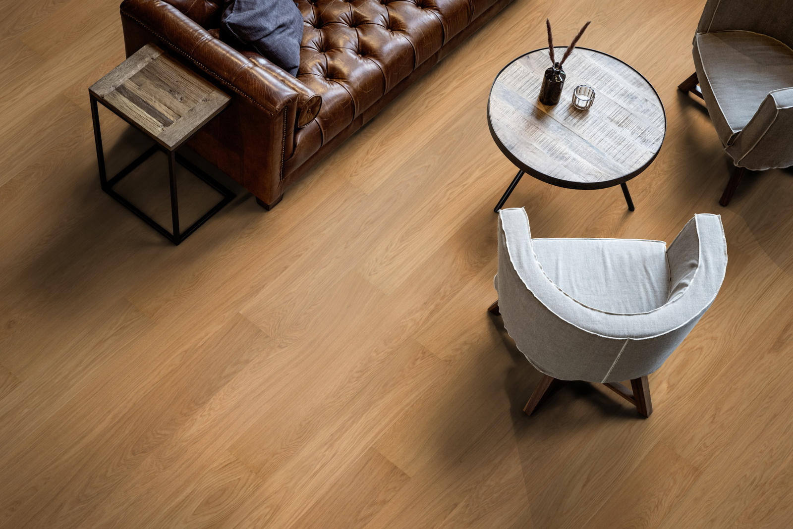 Milieubild Wohnzimmer mit Ledersofa - Blick von oben - ter Hürne Parkett Classic Collection OLIO Eiche Brixton Milieubild Wohnzimmer mit Ledersofa - Blick von oben - ter Hürne 1101312635