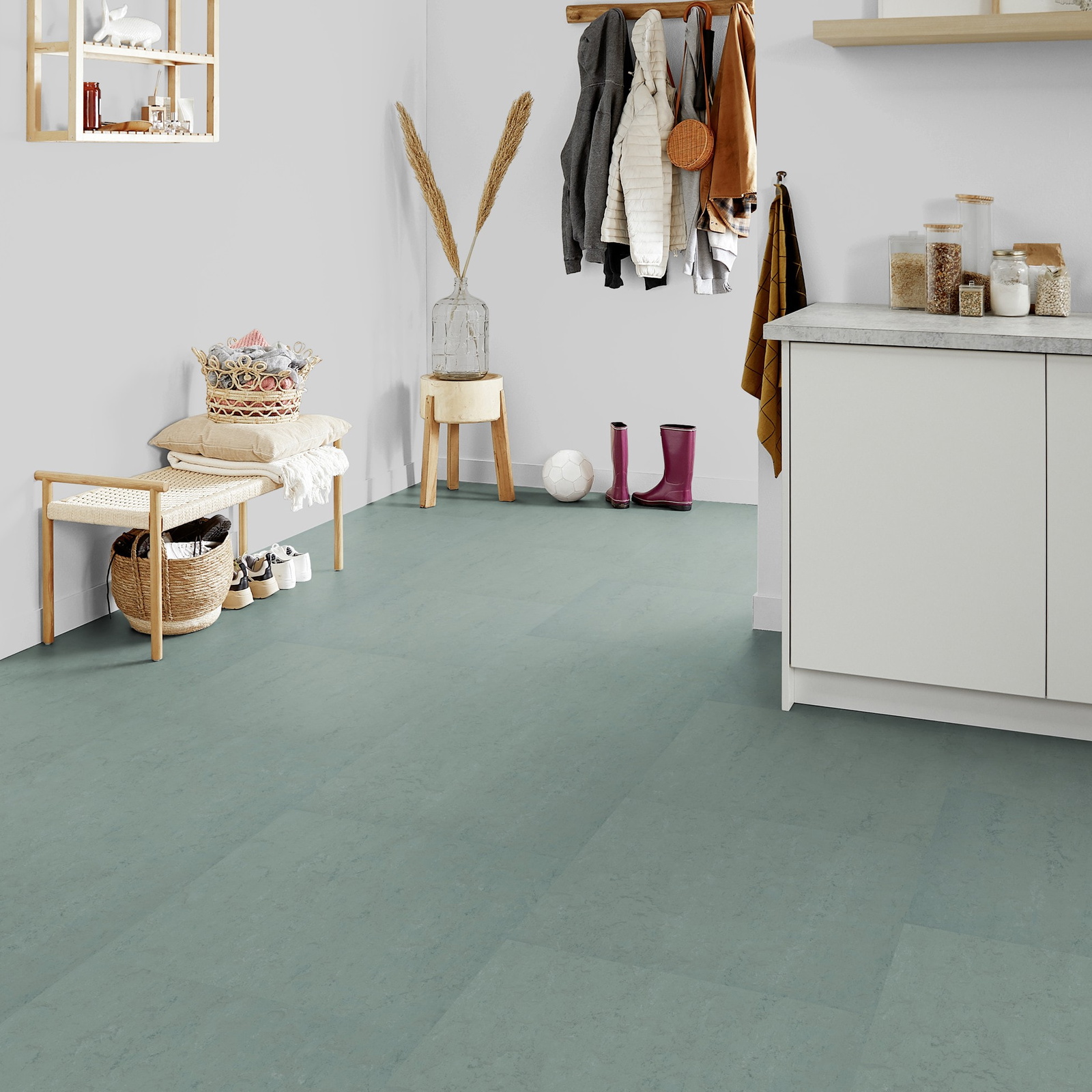 Milieubild Kompakte Küchenzeile im offenen Wohnbereich - Forbo Flooring Marmoleum Modular Accent Blue Ice Milieubild Kompakte Küchenzeile im offenen Wohnbereich - Forbo Flooring 255337