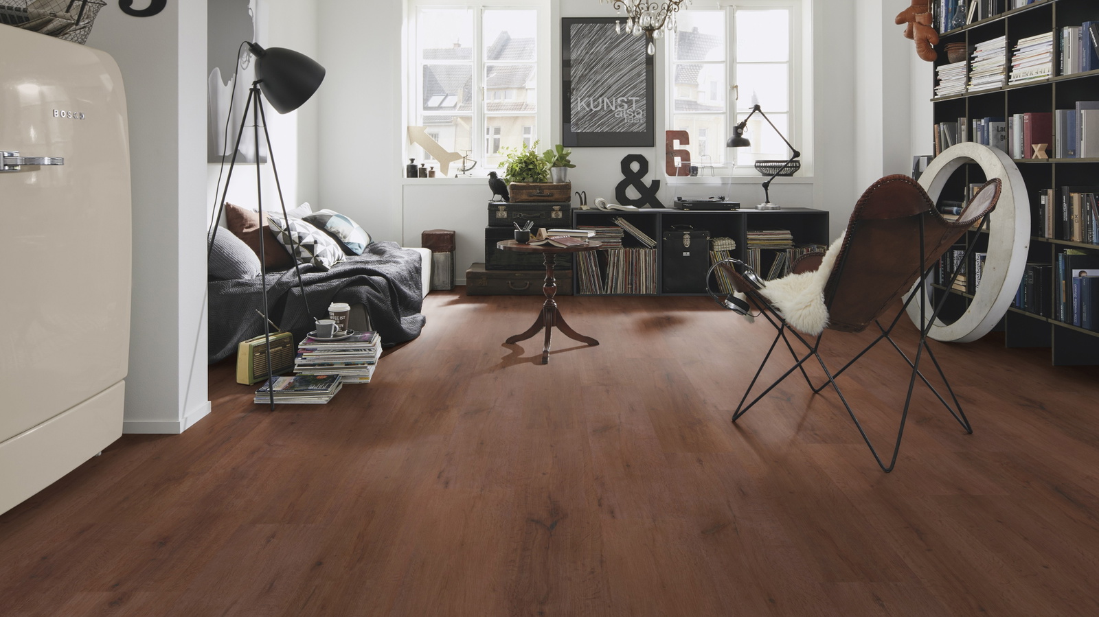 Milieubild Kompaktes Wohnzimmer mit Bücherregal - wineo PLC316R