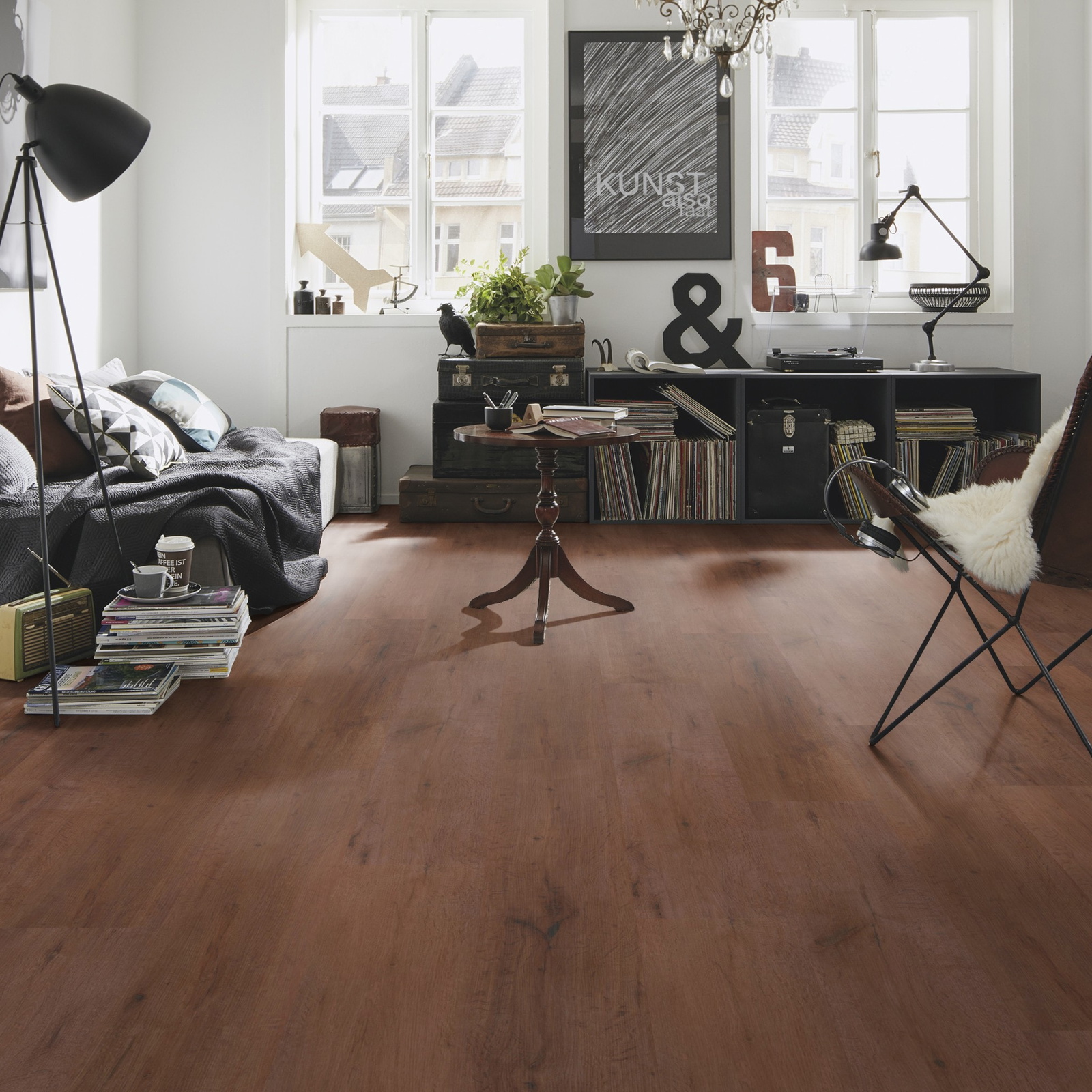 Milieubild Kompaktes Wohnzimmer mit Bücherregal - wineo PLC316R