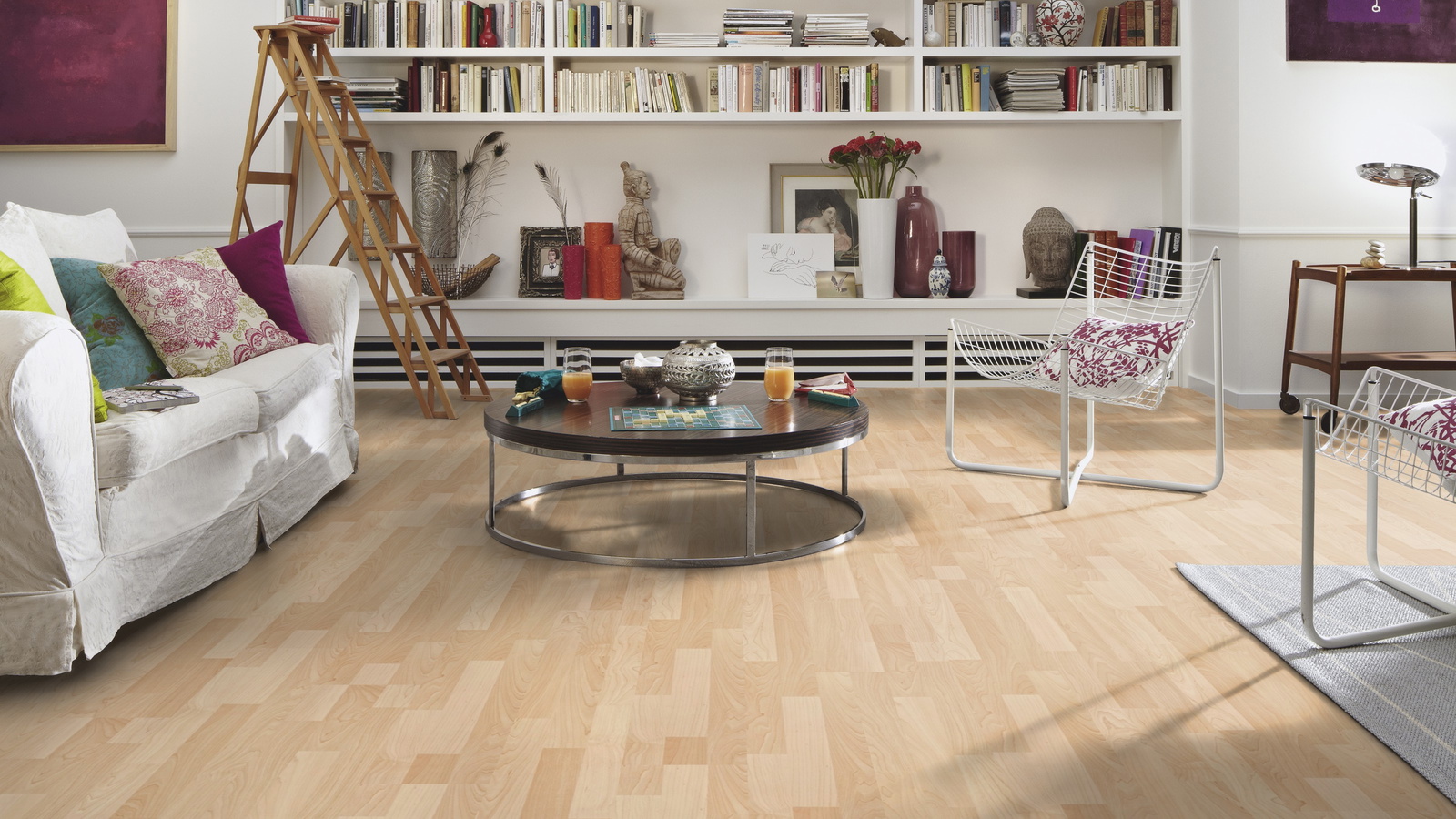 Milieubild Wohnzimmer mit großem Bücherregal - MEISTER Laminat LC 55 Ahorn Milieubild Wohnzimmer mit großem Bücherregal - MEISTER 600012-1288198-00202