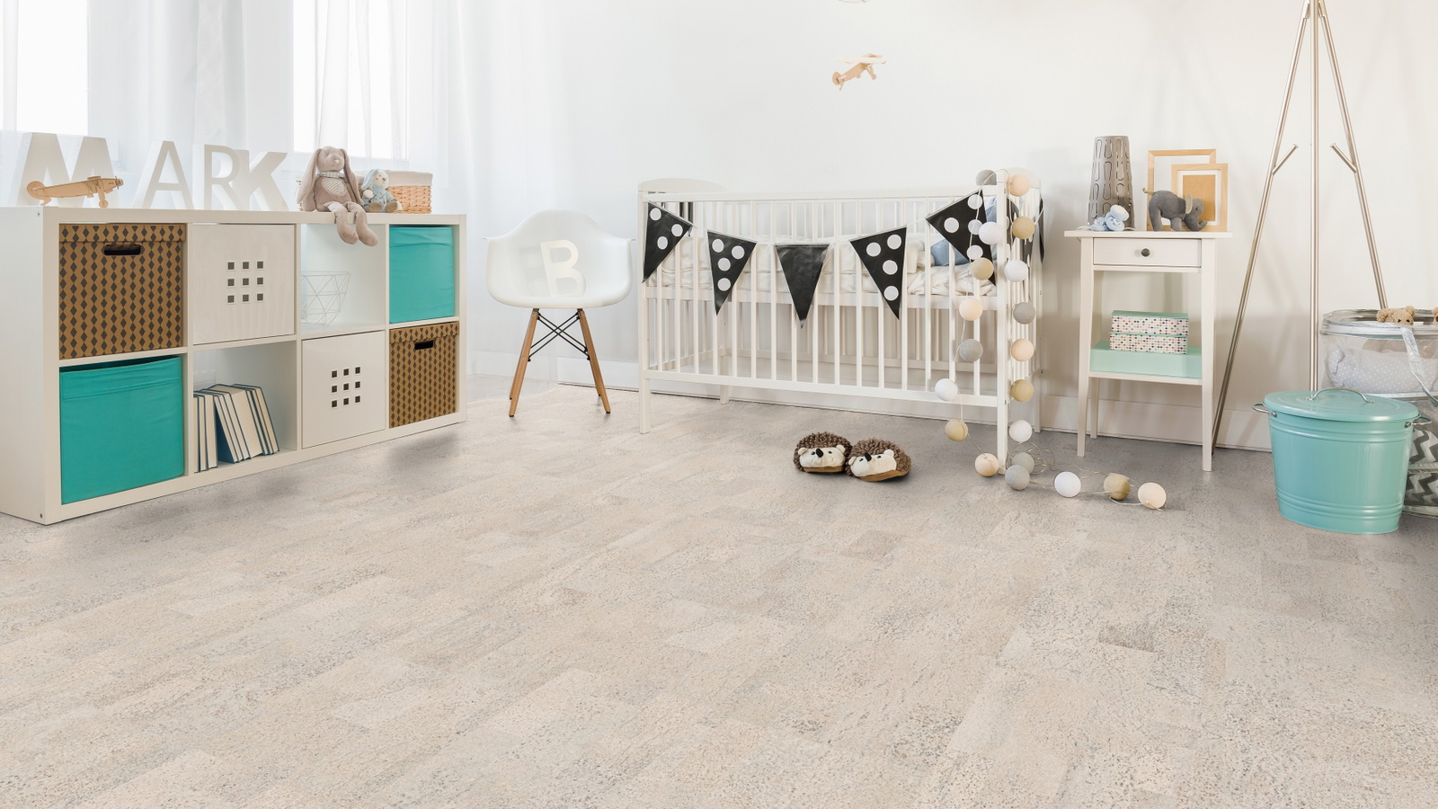 Milieubild Kinderzimmer mit weißer Krippe - Wicanders HDF Klick-Korkboden cork Essence Identity Moonlight Milieubild Kinderzimmer mit weißer Krippe - Wicanders 80001650