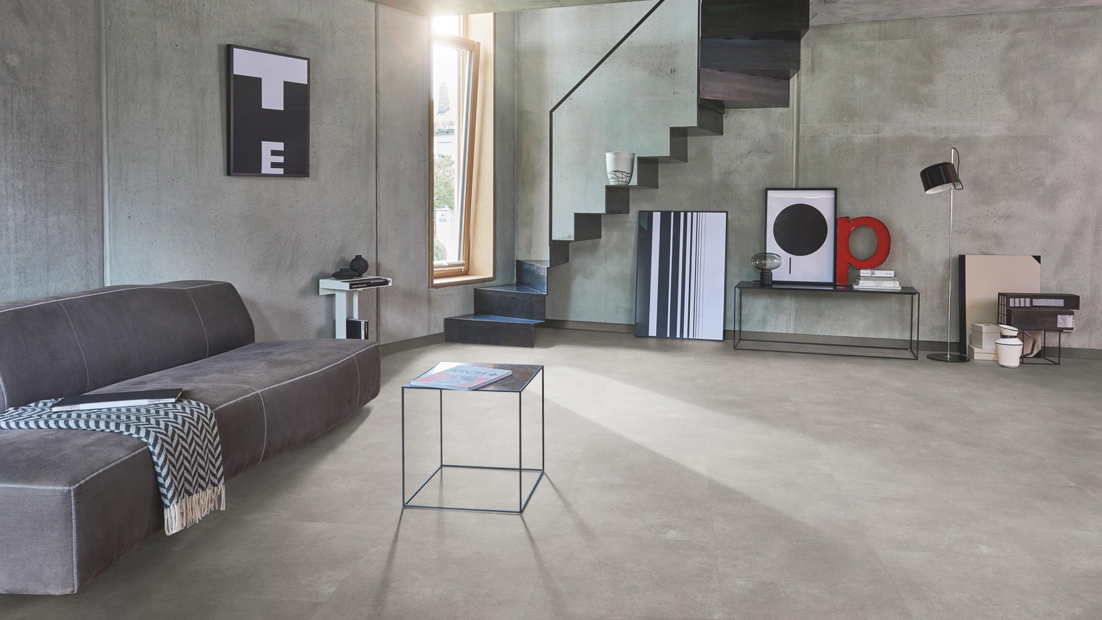 Milieubild Wohnzimmer im modernen Loft-Stil - Parador Klebe-Vinyl Trendtime 5 Dryback Stein Trafalgar hellgrau Milieubild Wohnzimmer im modernen Loft-Stil - Parador 1750861