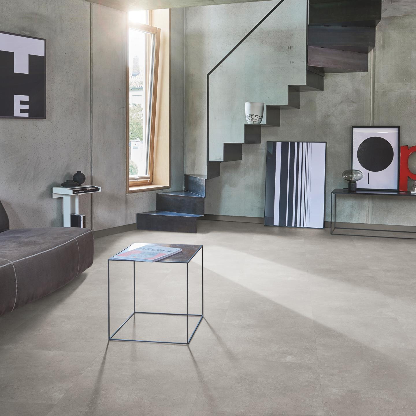 Milieubild Wohnzimmer im modernen Loft-Stil - Parador Klebe-Vinyl Trendtime 5 Dryback Stein Trafalgar hellgrau Milieubild Wohnzimmer im modernen Loft-Stil - Parador 1750861