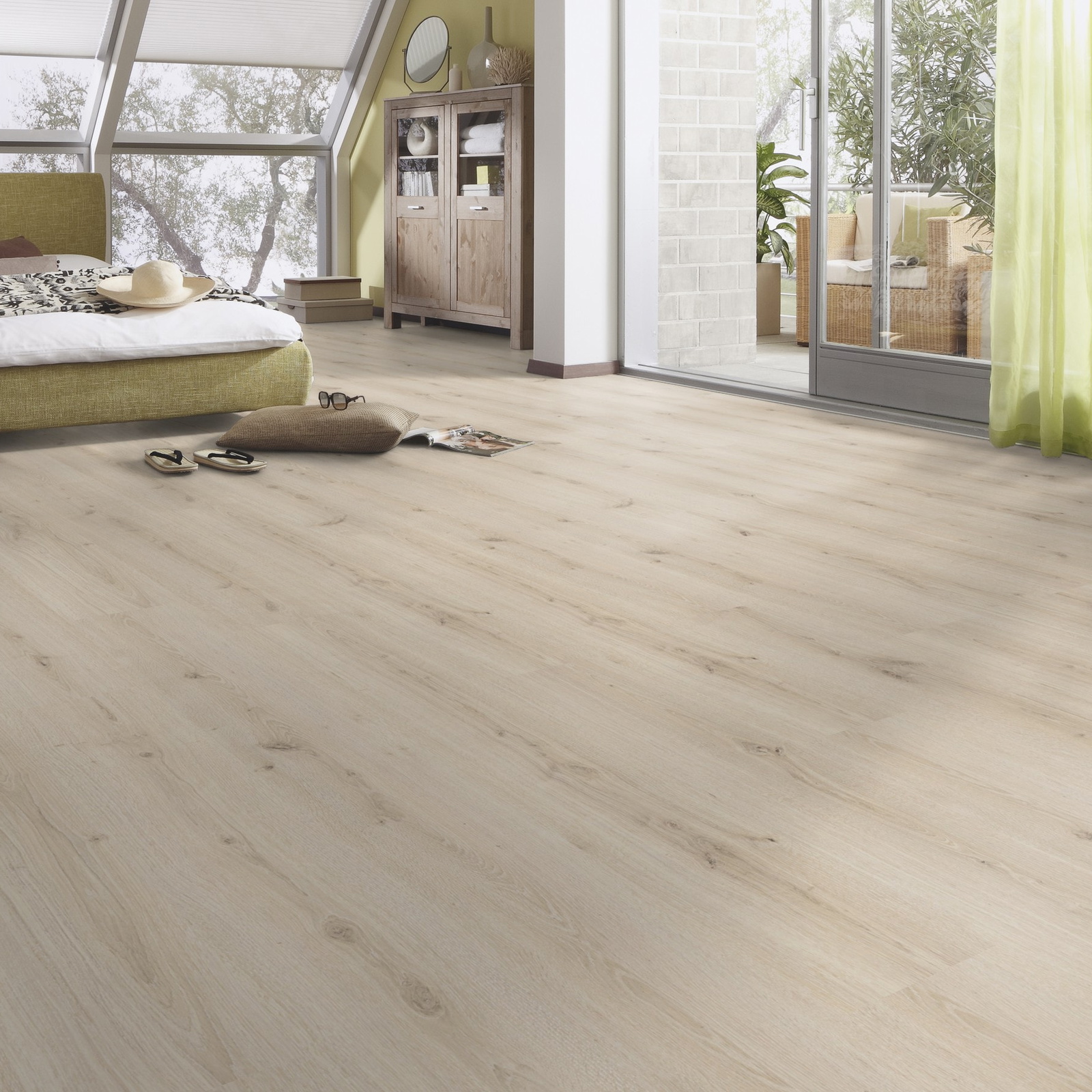 Milieubild Schlafzimmer im modernen Dachgeschoss - MEISTER Laminat LC 150 Turmeiche cremeweiß Milieubild Schlafzimmer im modernen Dachgeschoss - MEISTER 600014-1288198-07119