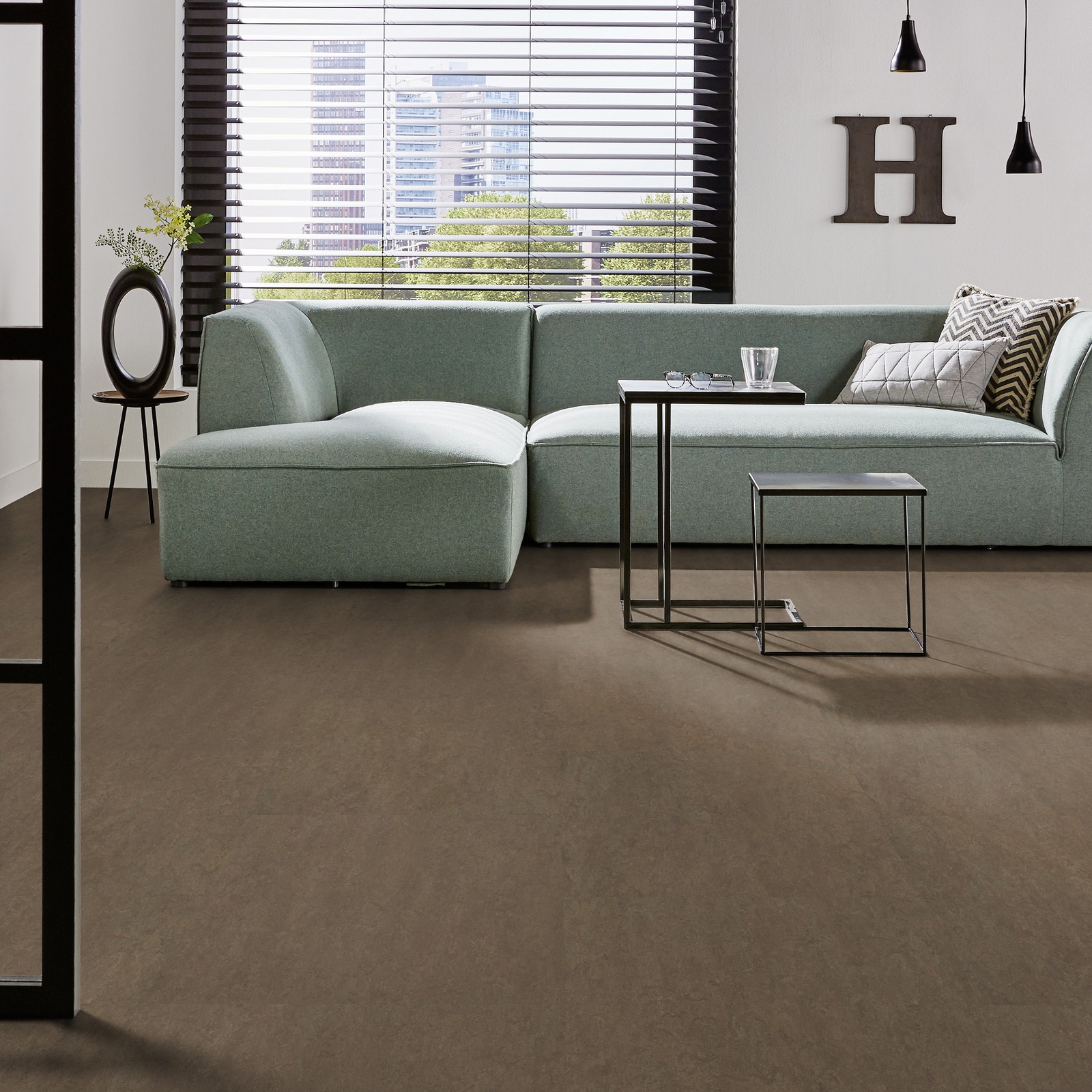 Milieubild Modernes Wohnzimmer mit mintgrünem Sofa - Forbo Flooring 255285