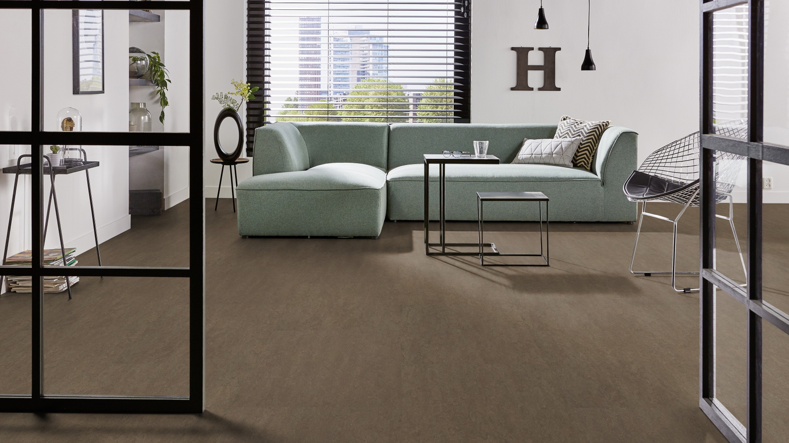 Milieubild Modernes Wohnzimmer mit mintgrünem Sofa - Forbo Flooring Marmoleum Modular Neutral Clay Milieubild Modernes Wohnzimmer mit mintgrünem Sofa - Forbo Flooring 255285