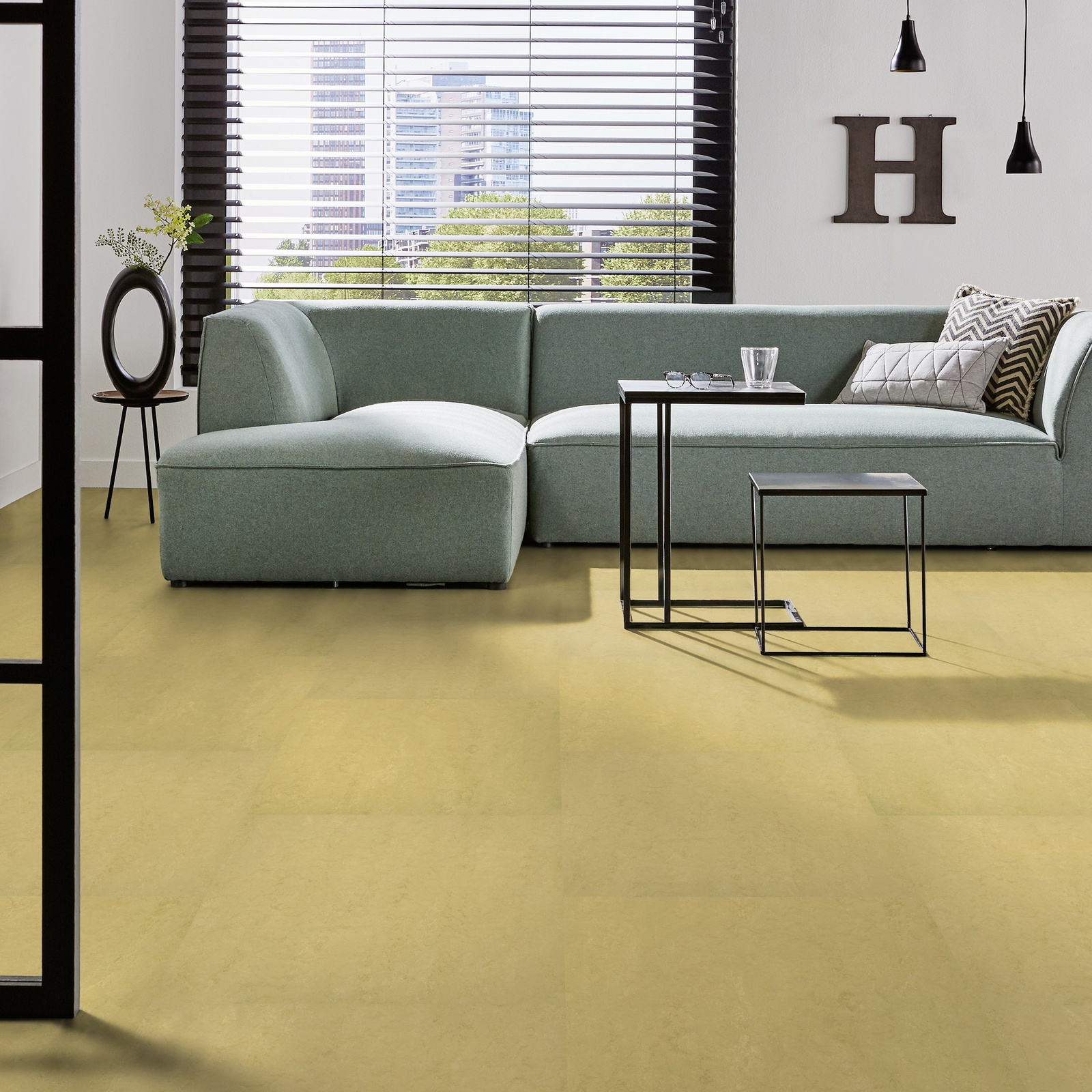 Milieubild Modernes Wohnzimmer mit mintgrünem Sofa - Forbo Flooring 255333