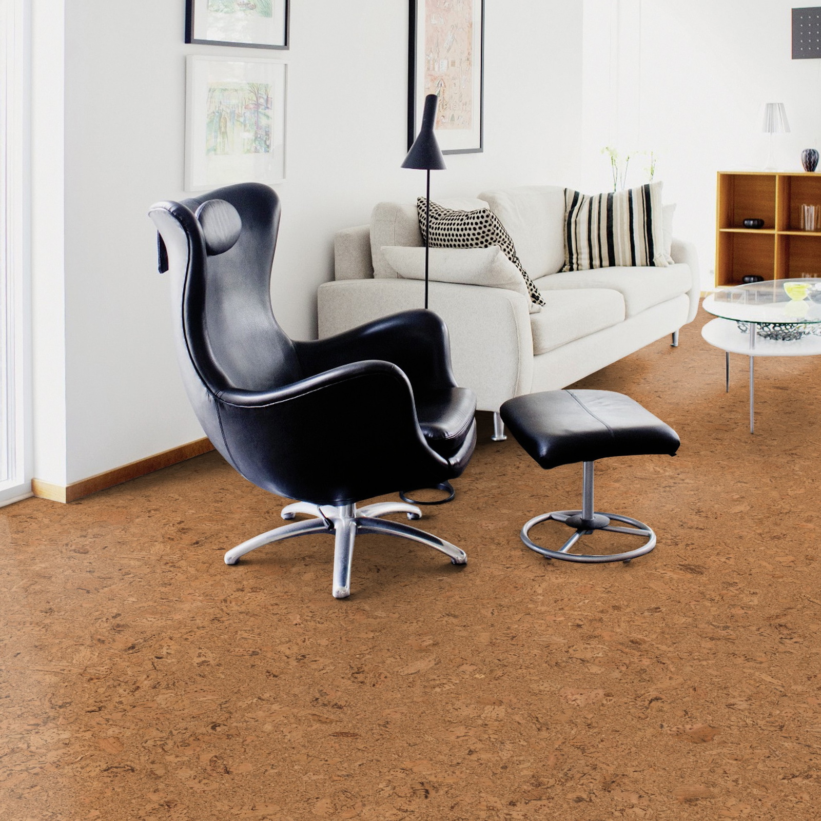 Milieubild Wohnzimmer mit Sessel und bodentiefem Fenster - Wicanders HDF Klick-Korkboden cork Essence Originals Shell Milieubild Wohnzimmer mit Sessel und bodentiefem Fenster - Wicanders 80002239