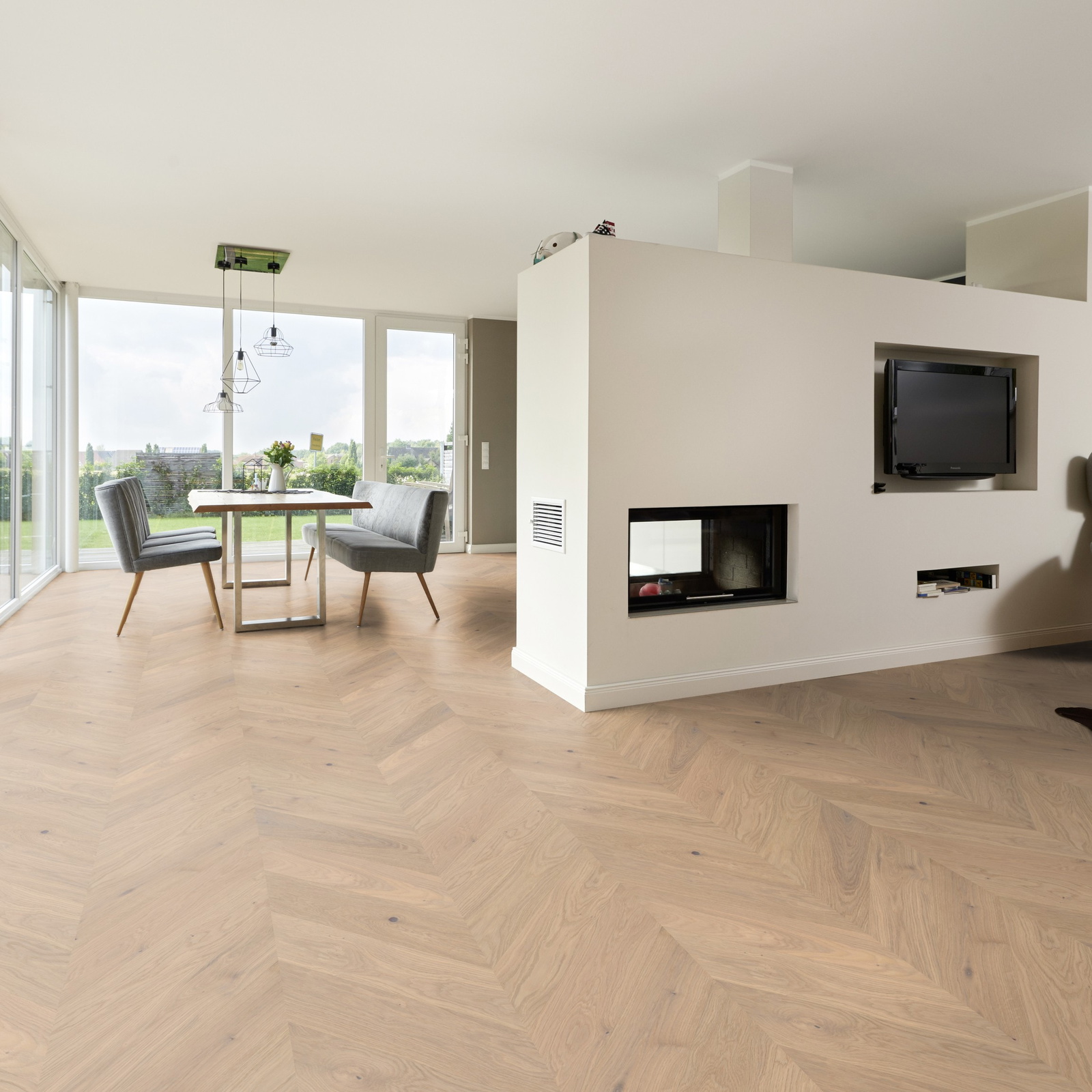 Milieubild Wohnzimmer mit Essbereich und Kamin - ter Hürne Parkett Estate Collection OLIO Eiche Meran Milieubild Wohnzimmer mit Essbereich und Kamin - ter Hürne 1101312674