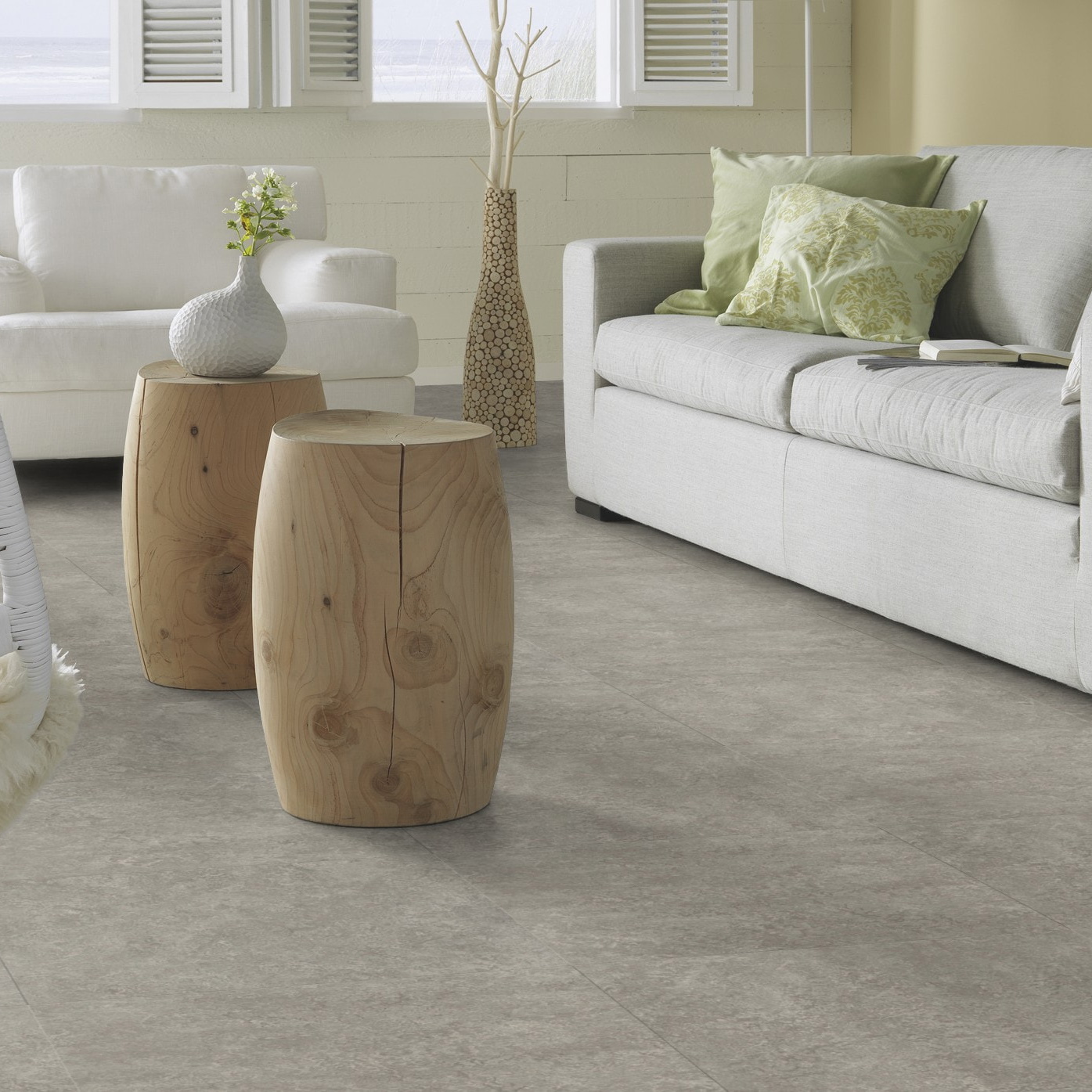 Milieubild Modernes, freundliches Wohnzimmer mit Sofa - Forbo Flooring Klebe-Bioboden Modular Marble Serene Grey Milieubild Modernes, freundliches Wohnzimmer mit Sofa - Forbo Flooring 156519