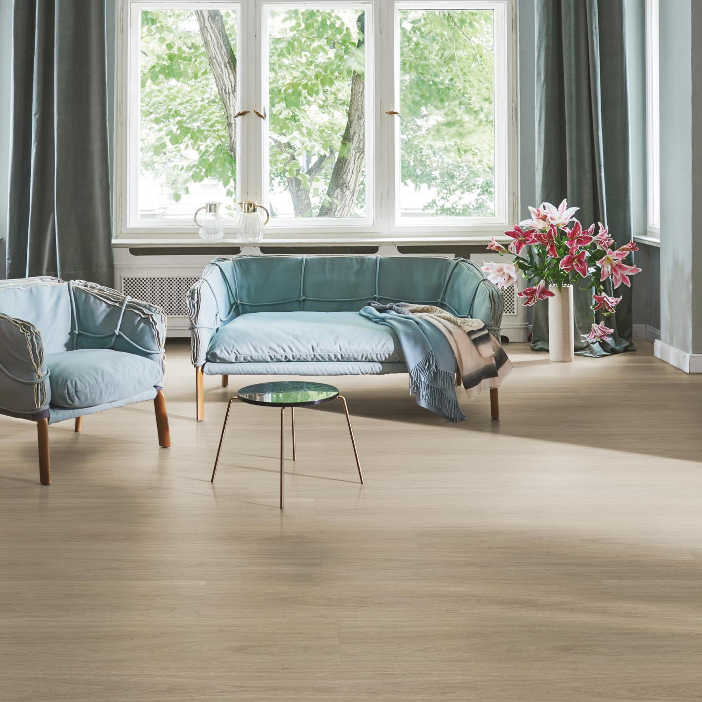 Milieubild Wohnzimmer in Stadtwohnung - Parador Klebe-Vinyl Classic 2025 Eiche Oxford geschliffen Milieubild Wohnzimmer in Stadtwohnung - Parador 1748867