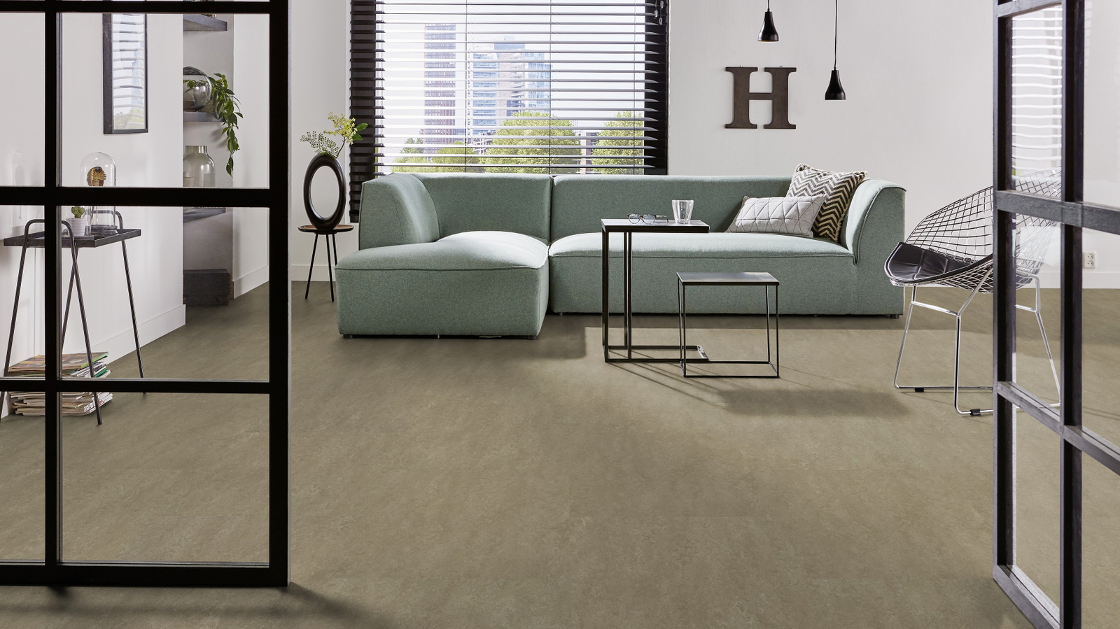 Milieubild Modernes Wohnzimmer mit mintgrünem Sofa - Forbo Flooring 255284