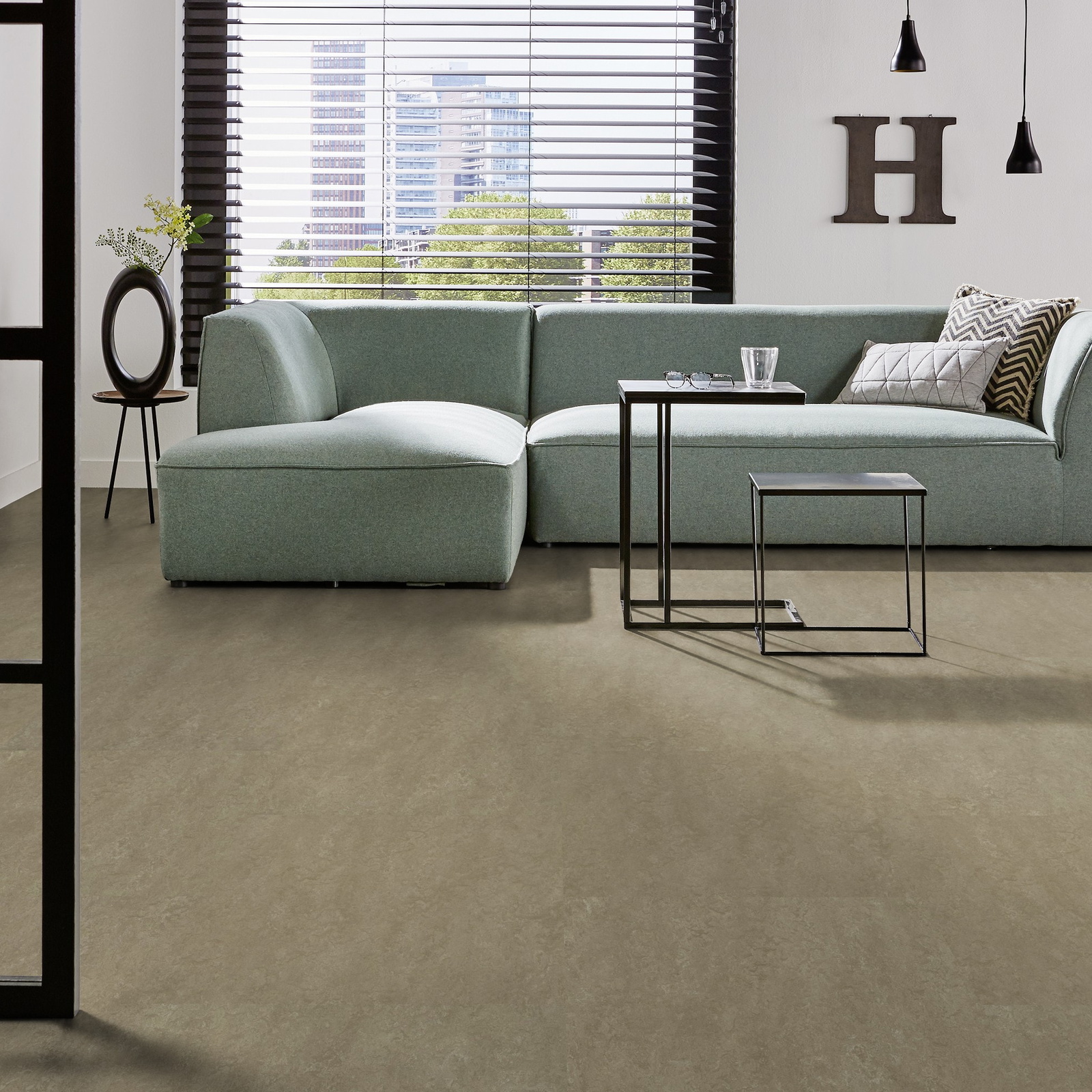 Milieubild Modernes Wohnzimmer mit mintgrünem Sofa - Forbo Flooring 255284