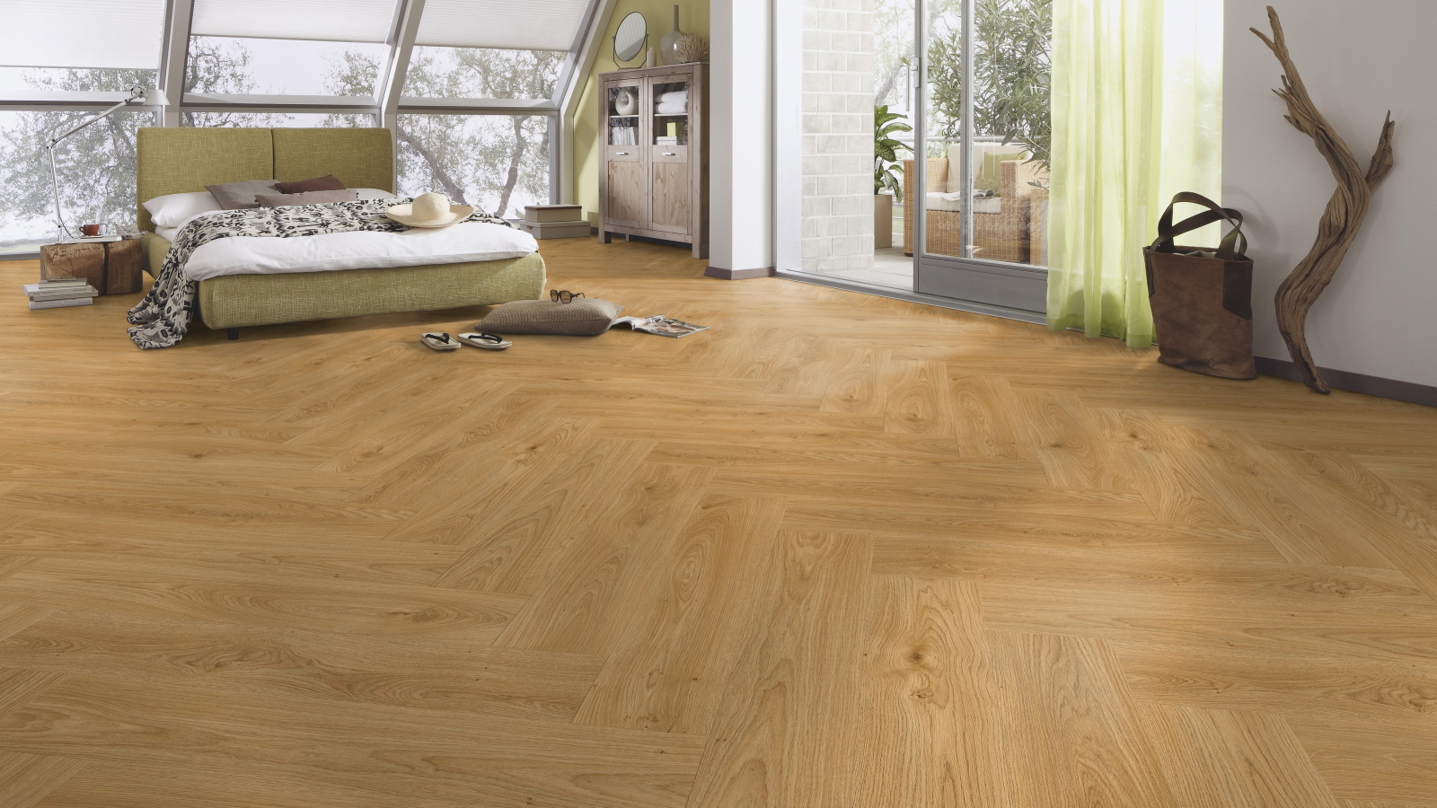 Milieubild Schlafzimmer im modernen Dachgeschoss - MEISTER Laminat LS 350 Ufereiche honig Milieubild Schlafzimmer im modernen Dachgeschoss - MEISTER 600001-0840168-07127