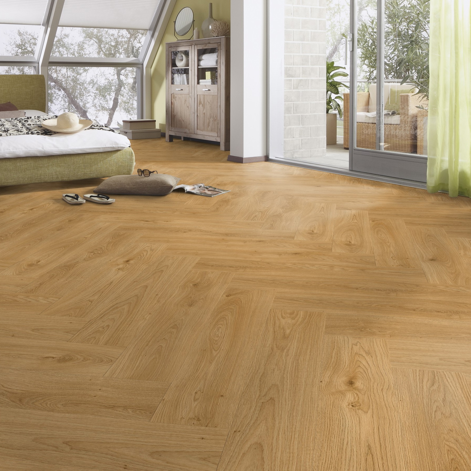 Milieubild Schlafzimmer im modernen Dachgeschoss - MEISTER Laminat LS 350 Ufereiche honig Milieubild Schlafzimmer im modernen Dachgeschoss - MEISTER 600001-0840168-07127