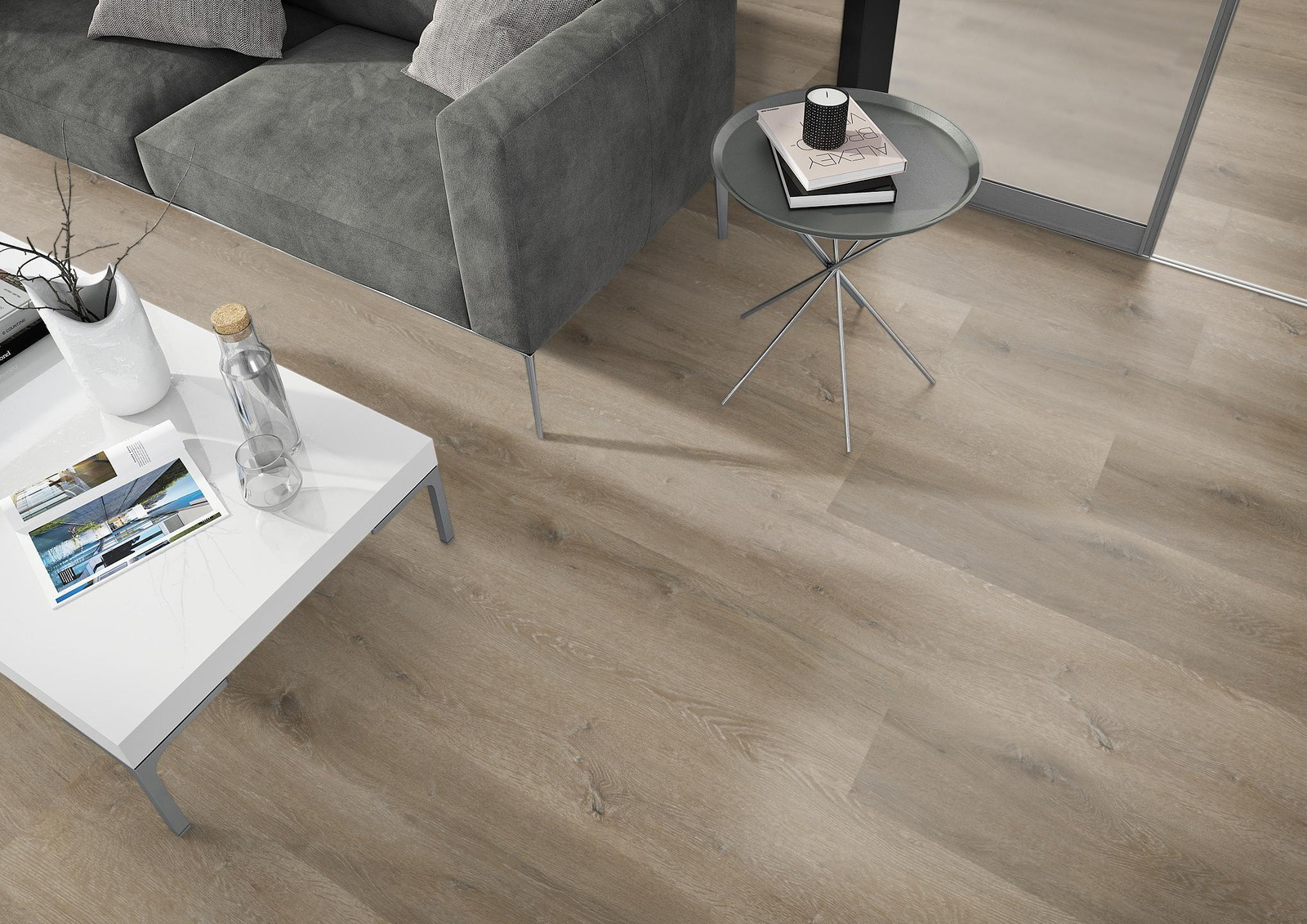 Milieubild Wohnzimmer - Sofa mit Beistelltisch und Glastür - nexflor Rigid Klick-Vinyl Helios Click Collection Miletus Oak Milieubild Wohnzimmer - Sofa mit Beistelltisch und Glastür - nexflor NXF-20030-002
