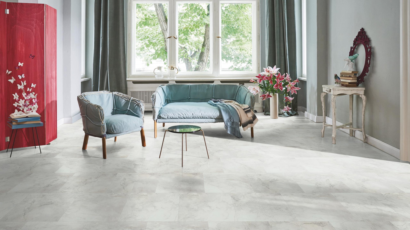 Milieubild Wohnzimmer in Stadtwohnung - Parador Klebe-Vinyl Trendtime 5 Dryback Marmor Abbey weiß Milieubild Wohnzimmer in Stadtwohnung - Parador 1750862