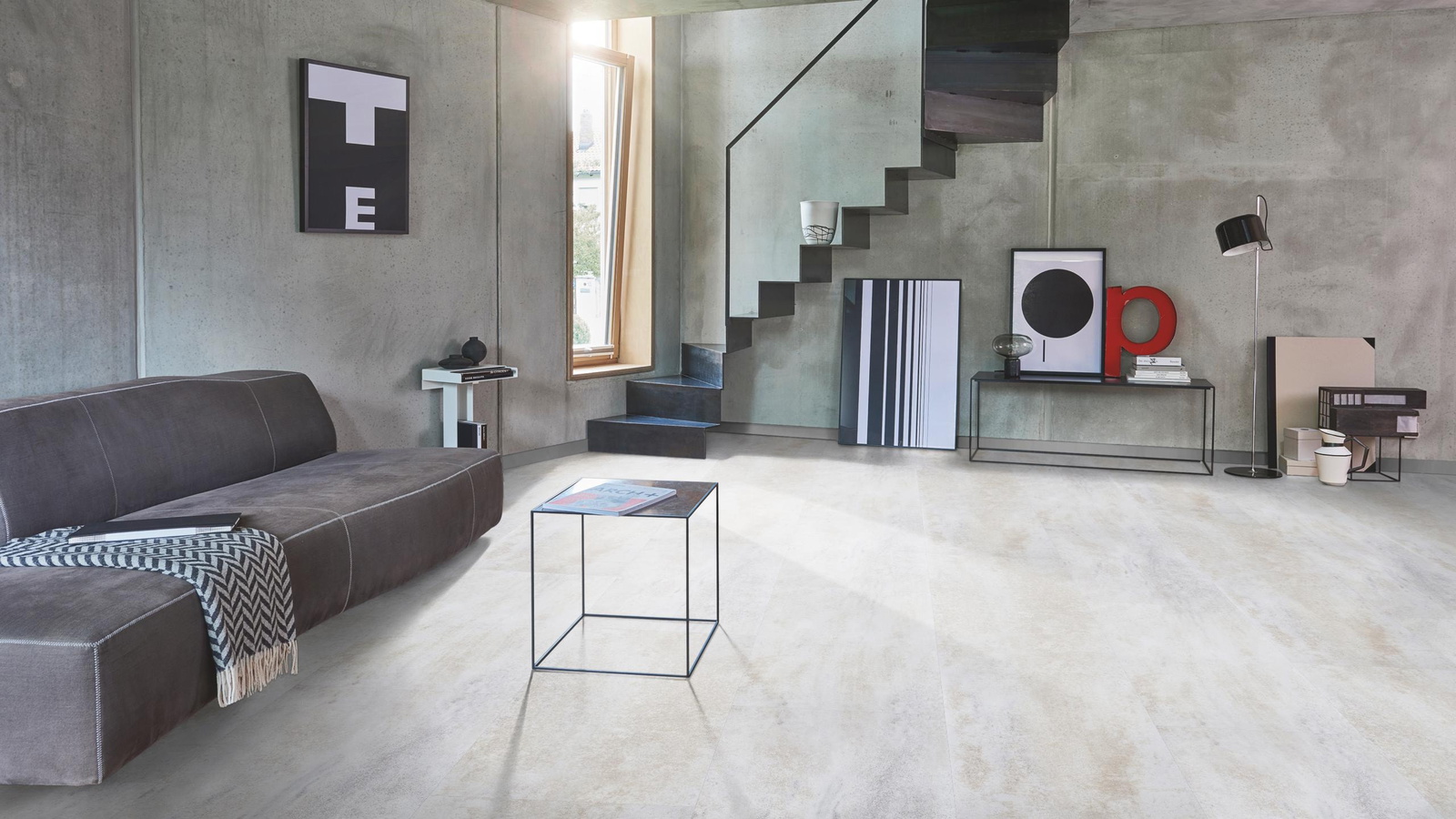 Milieubild Wohnzimmer im modernen Loft-Stil - Parador Klebe-Vinyl Trendtime 5 Dryback Dolomit weiß Milieubild Wohnzimmer im modernen Loft-Stil - Parador 1750856
