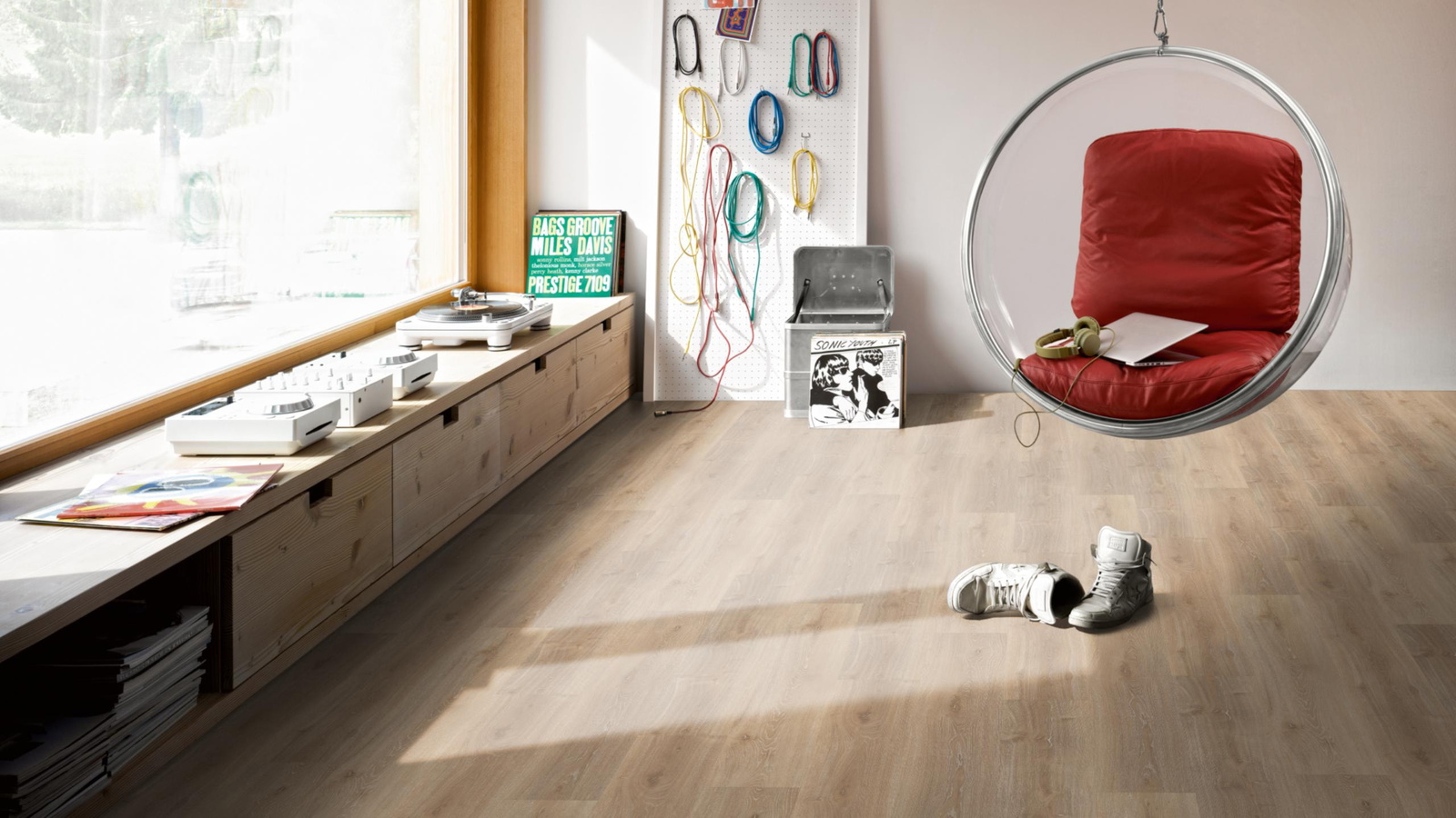 Milieubild Musikzimmer mit Plattenspieler - Parador Klebe-Vinyl Classic 2025 Eiche Royal hell gekälkt Milieubild Musikzimmer mit Plattenspieler - Parador 1748870