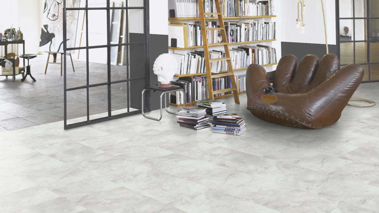 Milieubild Modernes Wohnzimmer mit Atelier - Parador Klebe-Vinyl Trendtime 5 Dryback Marmor Abbey weiß Milieubild Modernes Wohnzimmer mit Atelier - Parador 1750862