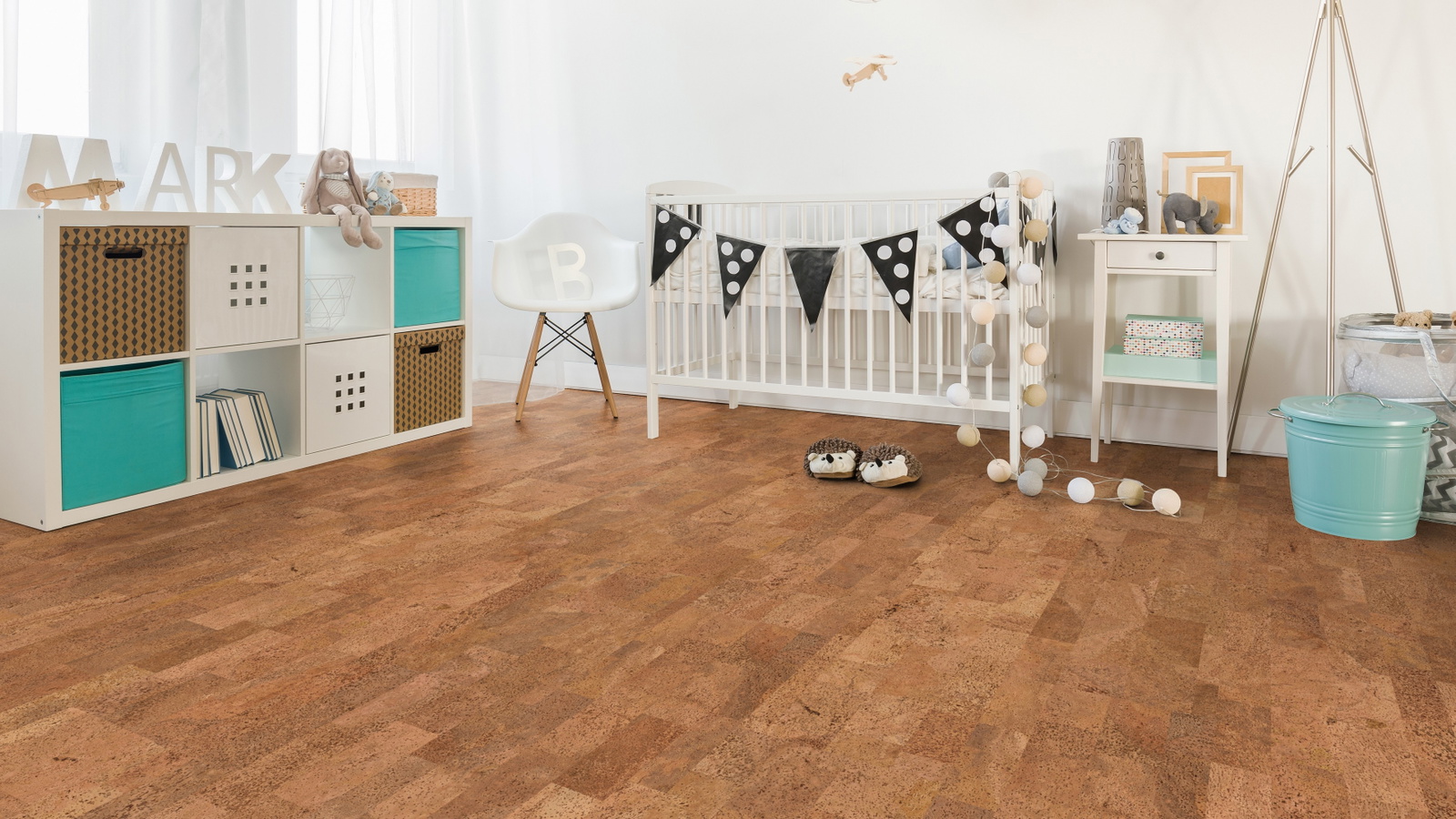 Milieubild Kinderzimmer mit weißer Krippe - Wicanders HDF Klick-Korkboden cork Go Desire Milieubild Kinderzimmer mit weißer Krippe - Wicanders 80001633