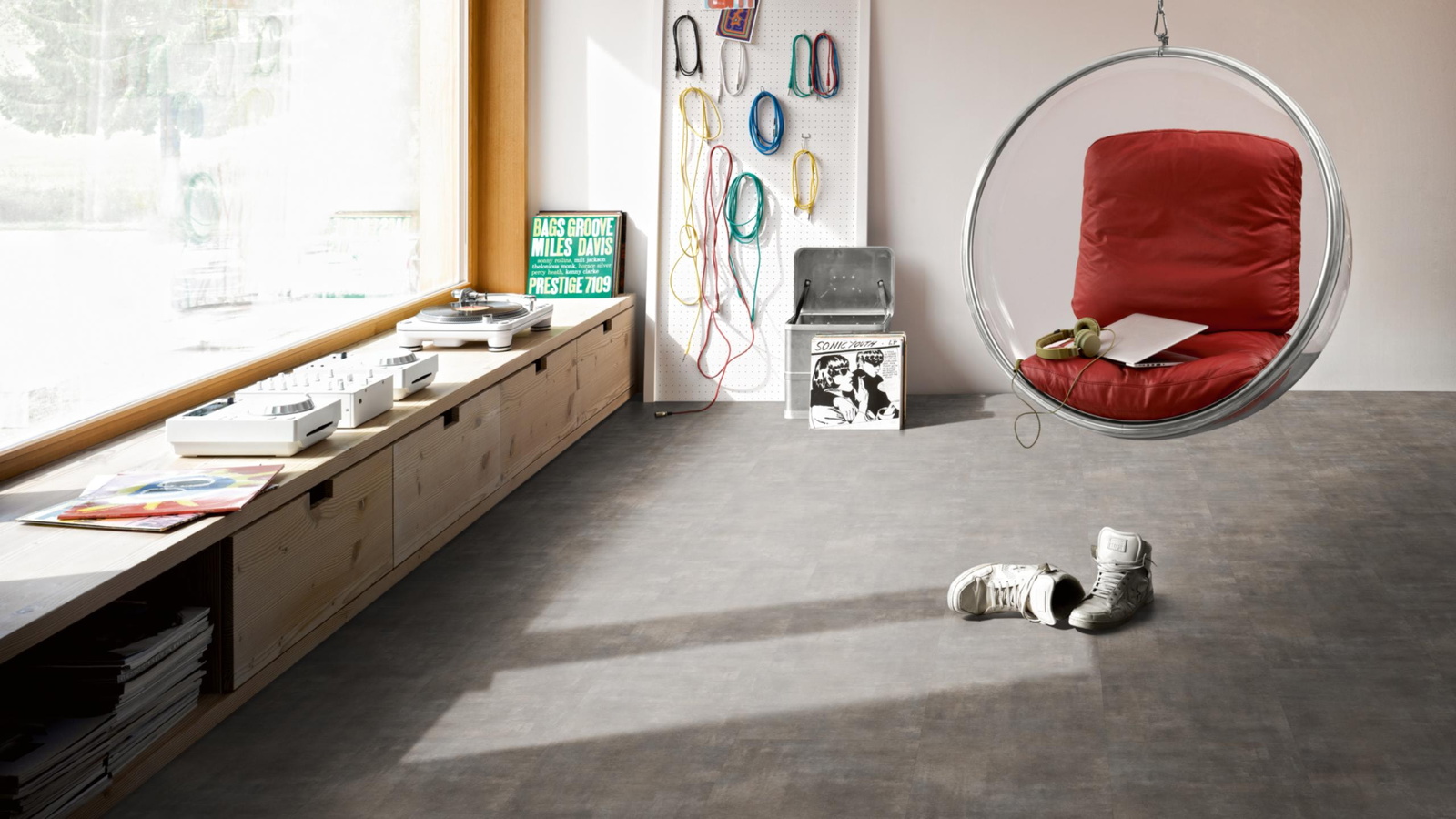 Milieubild Musikzimmer mit Plattenspieler - Parador Klebe-Vinyl Trendtime 5 Dryback Mineral grey Milieubild Musikzimmer mit Plattenspieler - Parador 1750855